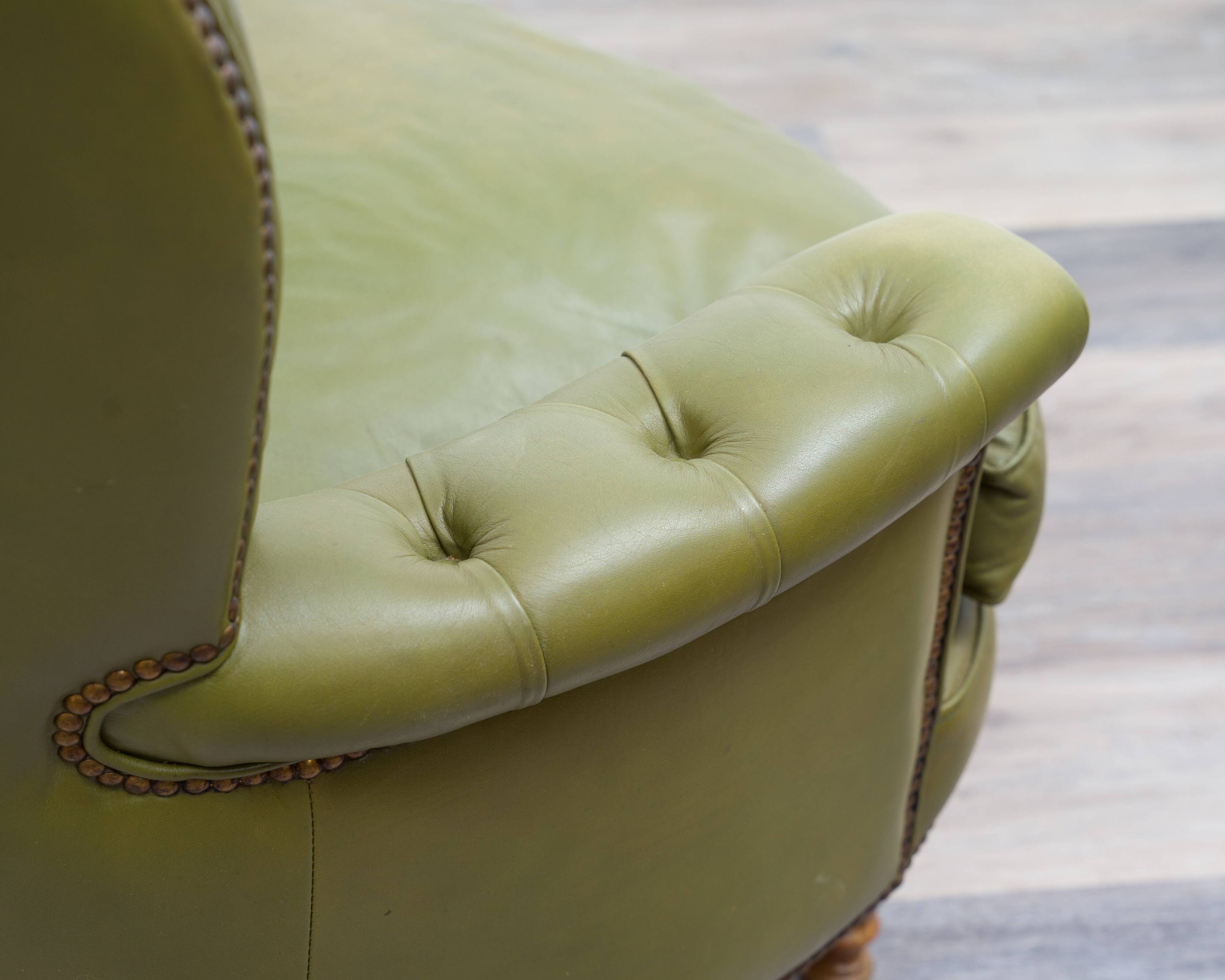Fauteuil Chesterfield en cuir vert olive