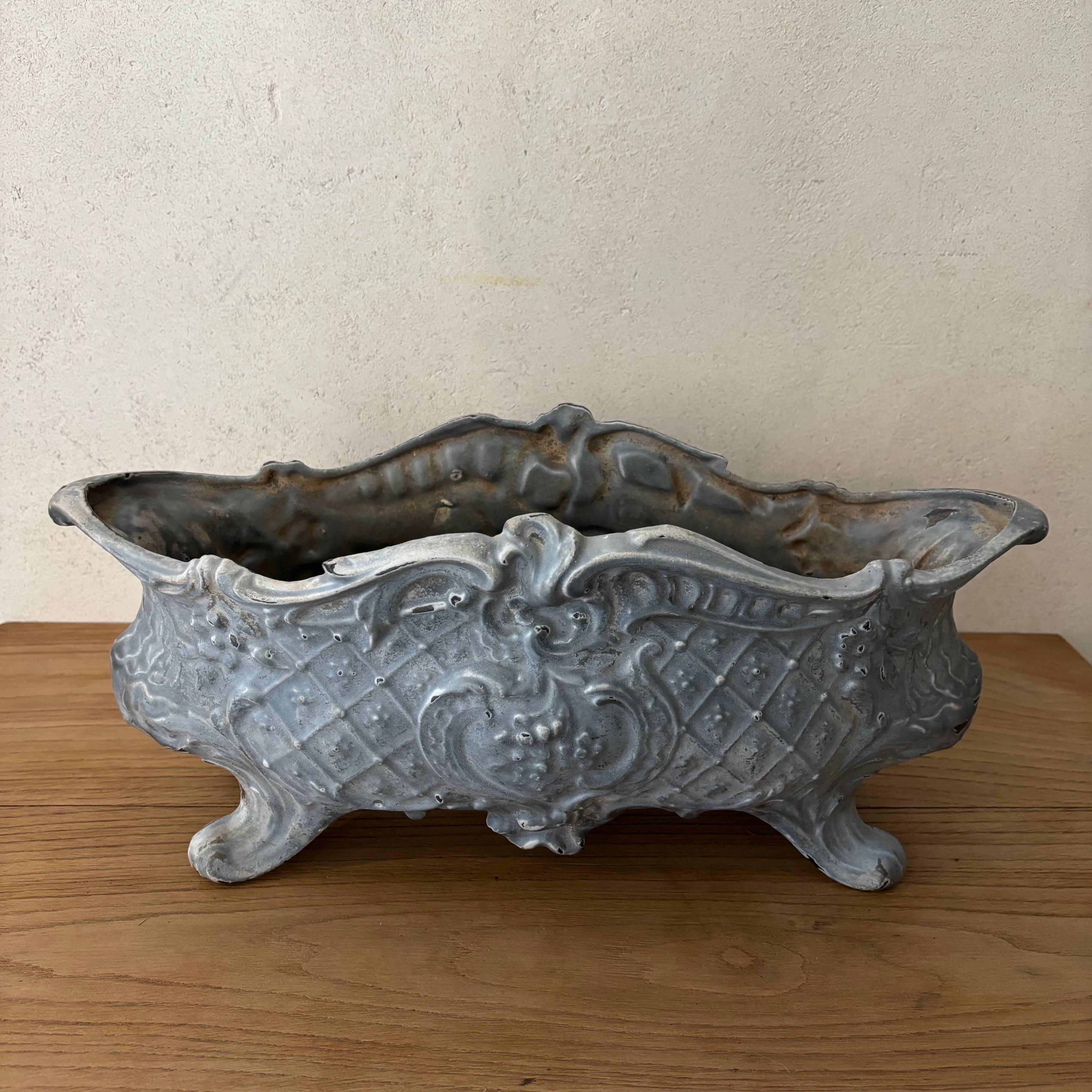 Cast iron planter, enamelled