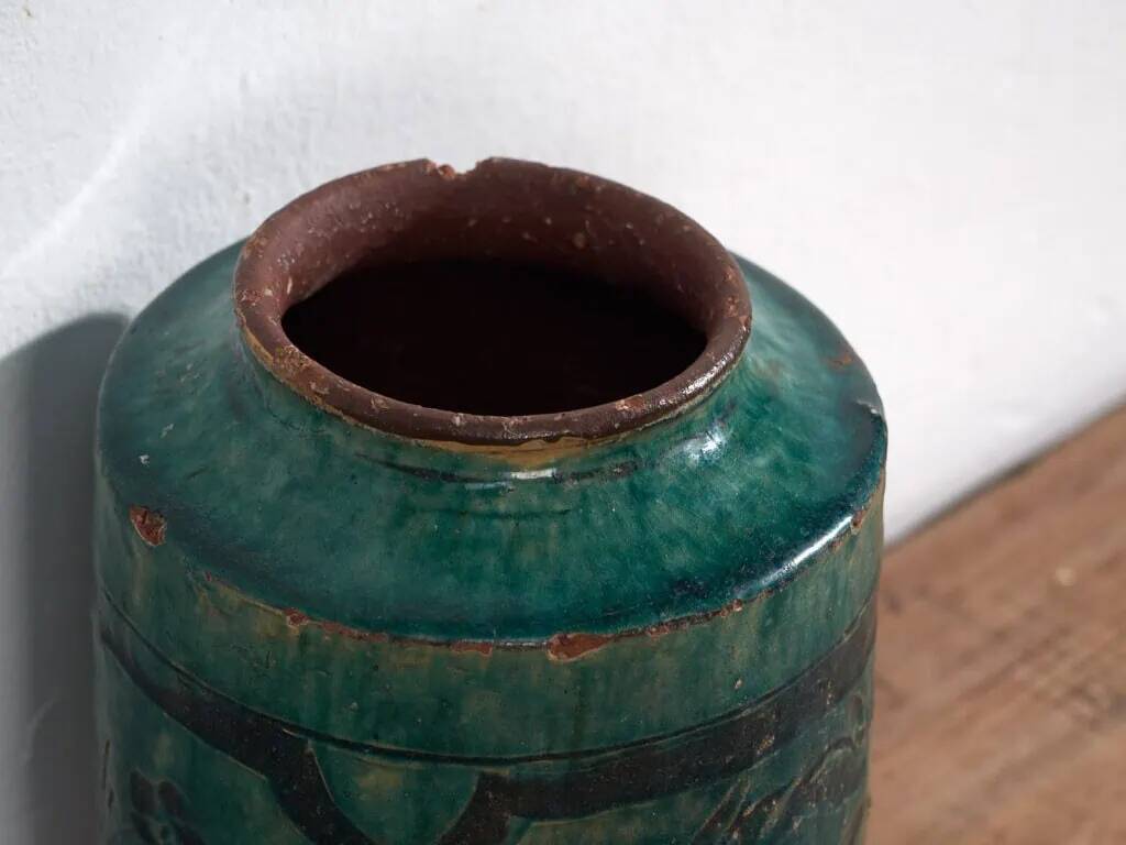 Ancient Chinese vase with plant details (c.1820) #11