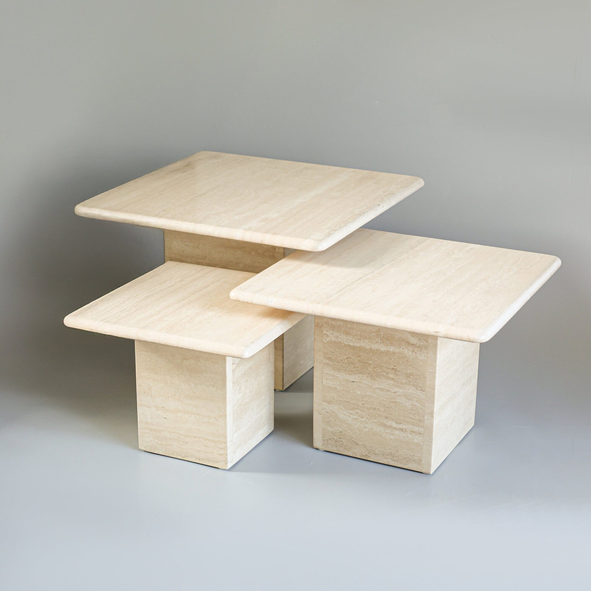 Tables gigognes en travertin italien, années 1970.