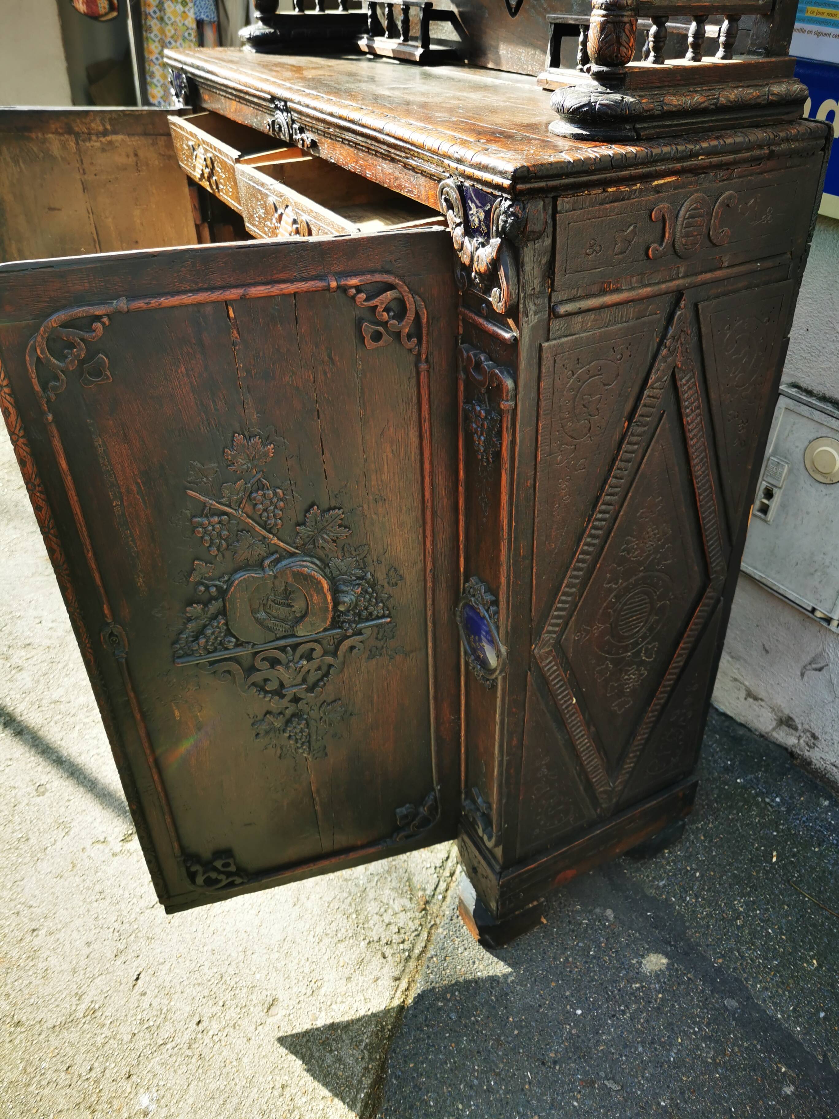 Cabinet / Vaisselier ancien richement sculpté 19éme