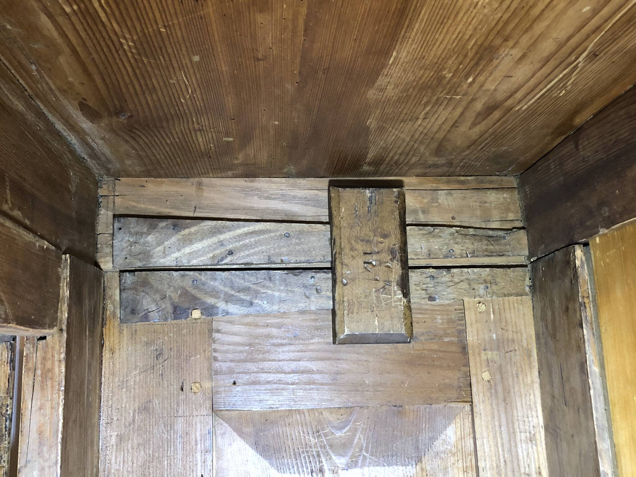 Alsatian armoire from 1878 in Pichepin – A unique and authentic piece