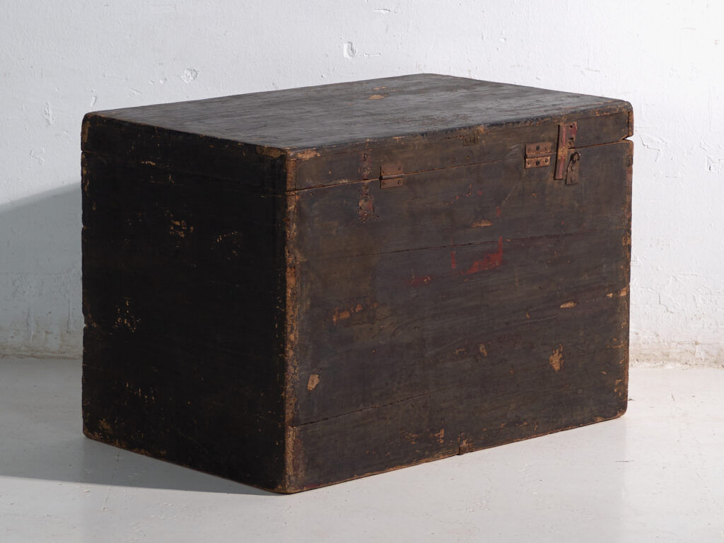 Antique chest painted in pine wood – China, around 1900