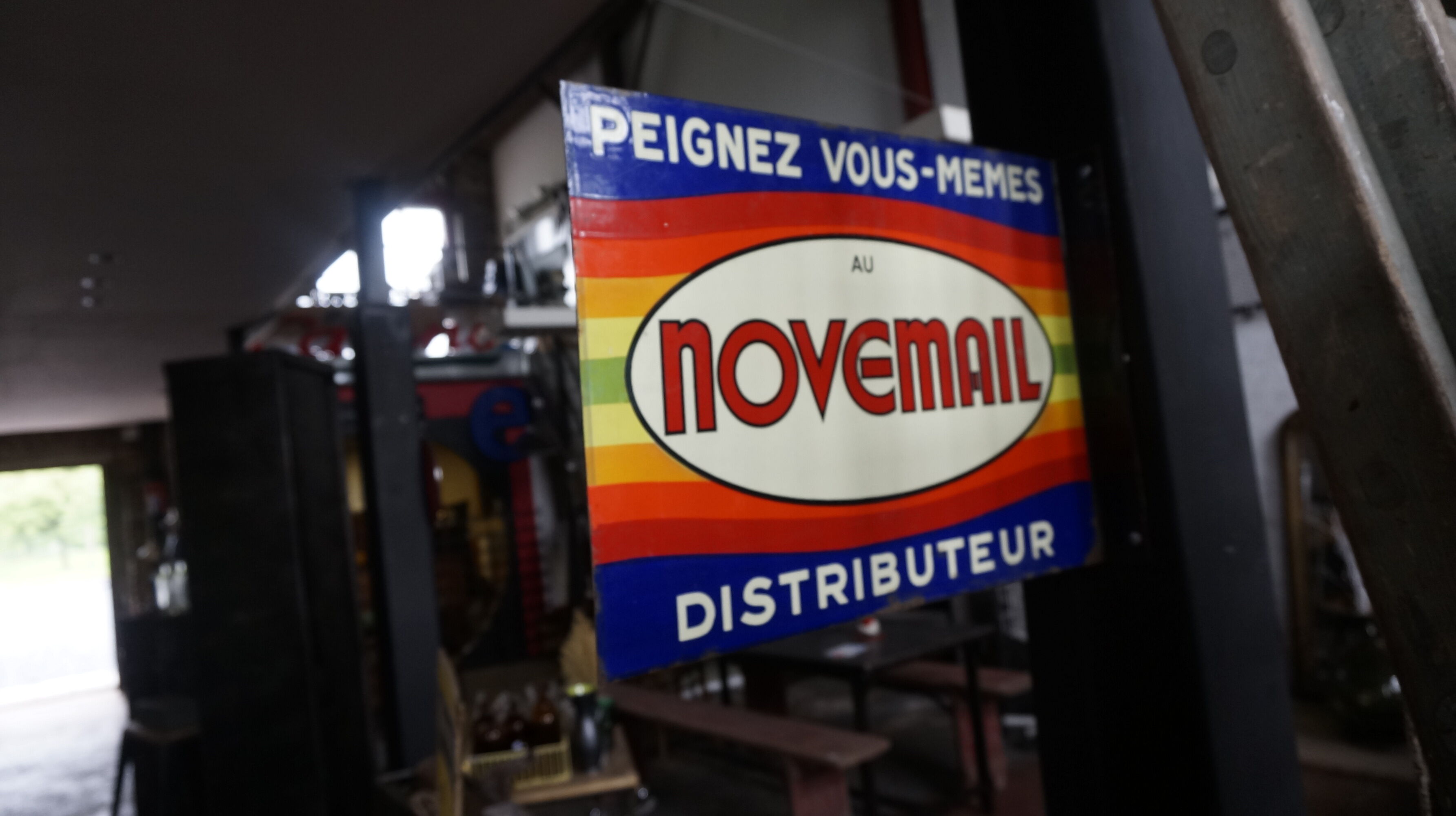 Plate enamelled novemail