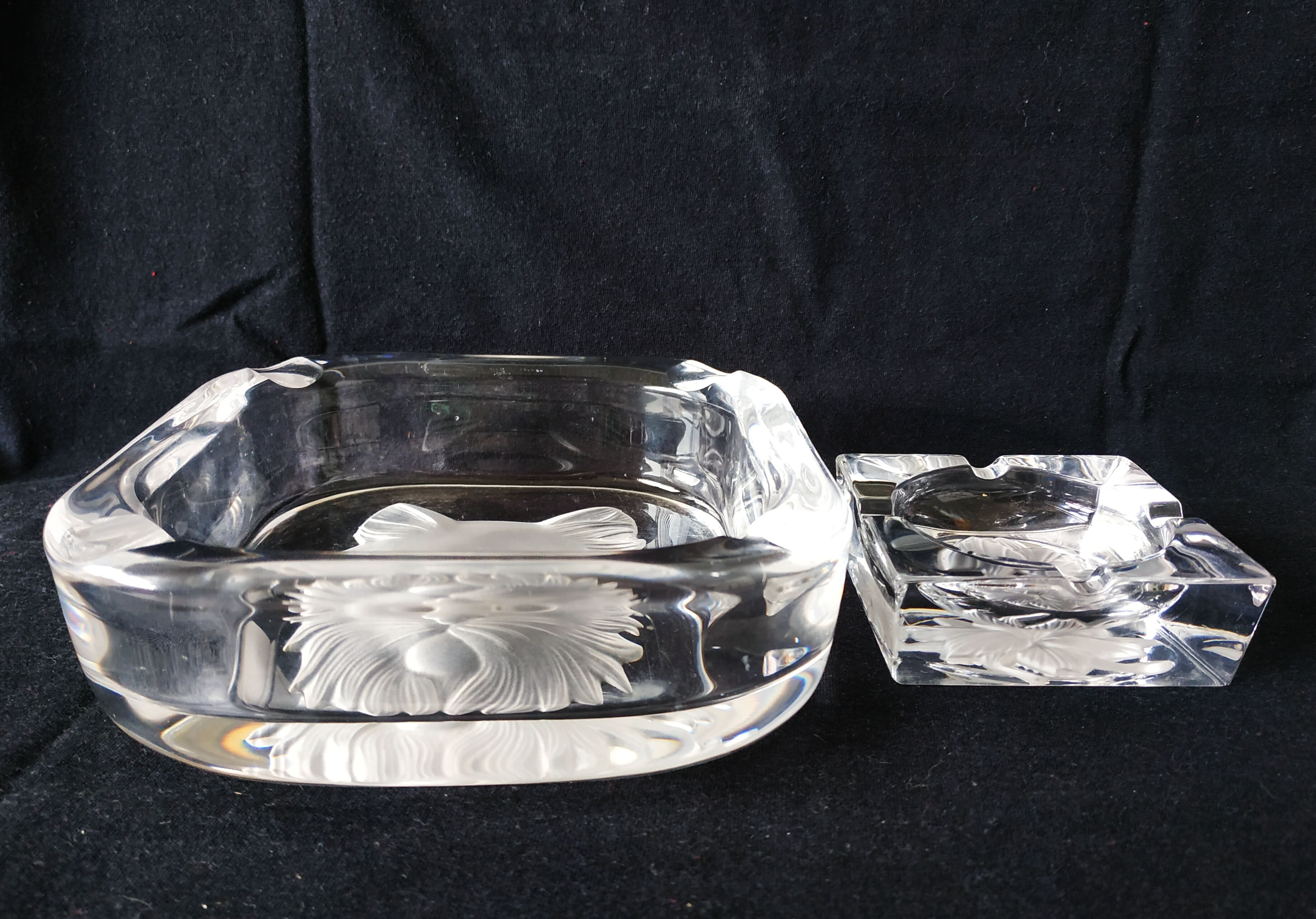 Ensemble de deux cendriers vintage en verre gravé chat et fleur