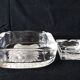 Ensemble de deux cendriers vintage en verre gravé chat et fleur