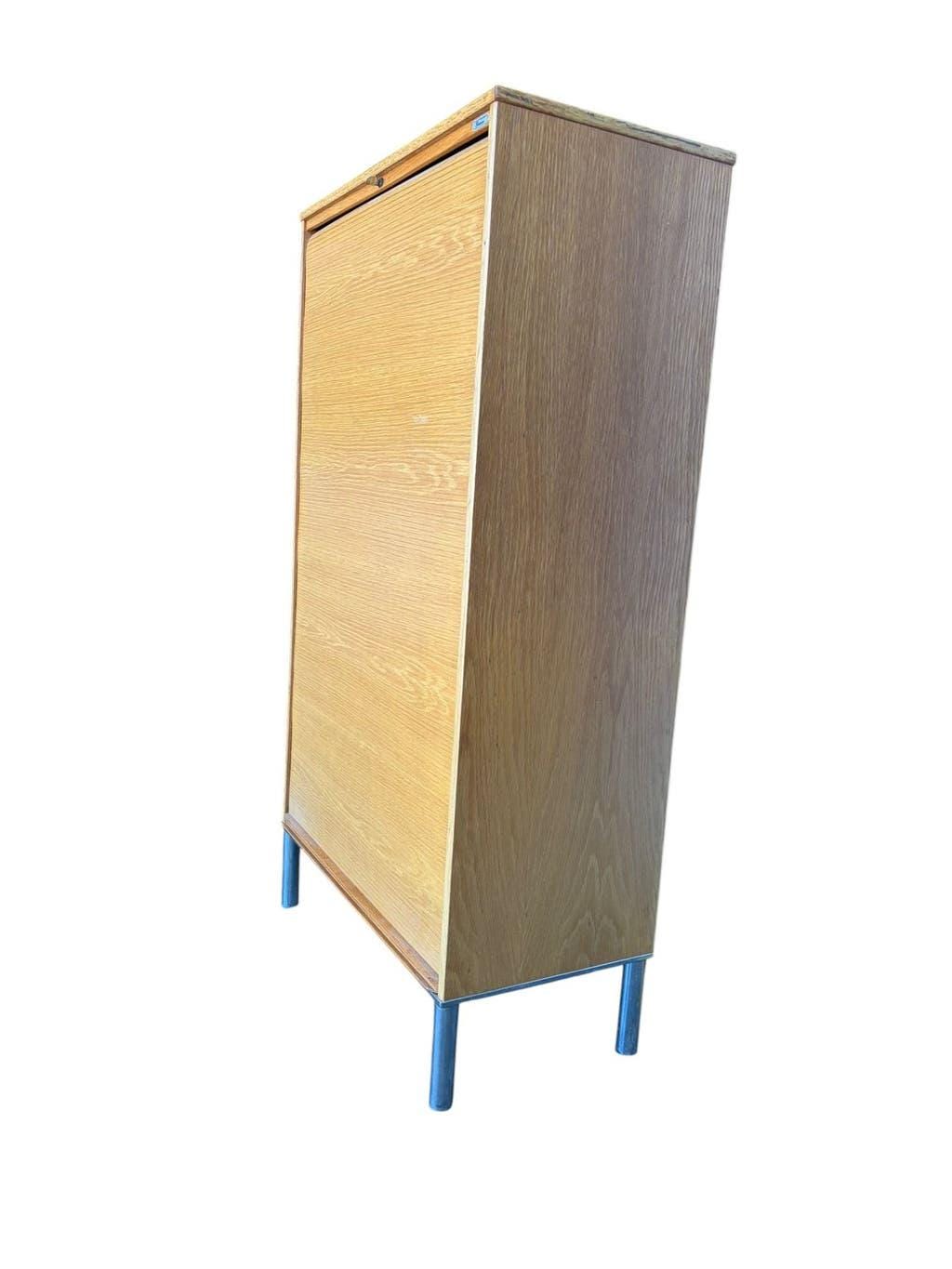 Classeur, armoire à rideaux roulant vintage en bois sur pieds chromés