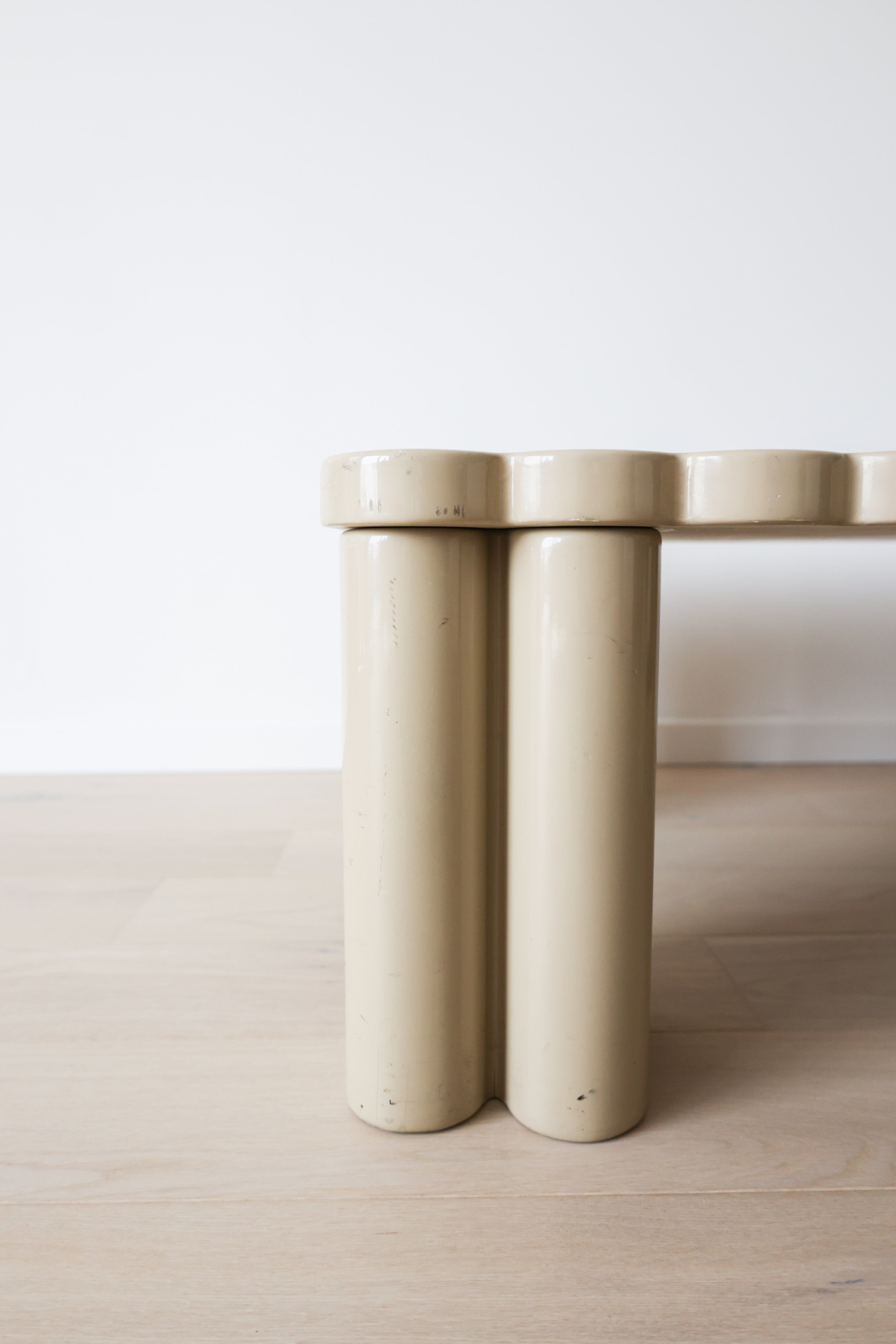 Italian scalloped coffee table in beige lacquer, 1980s