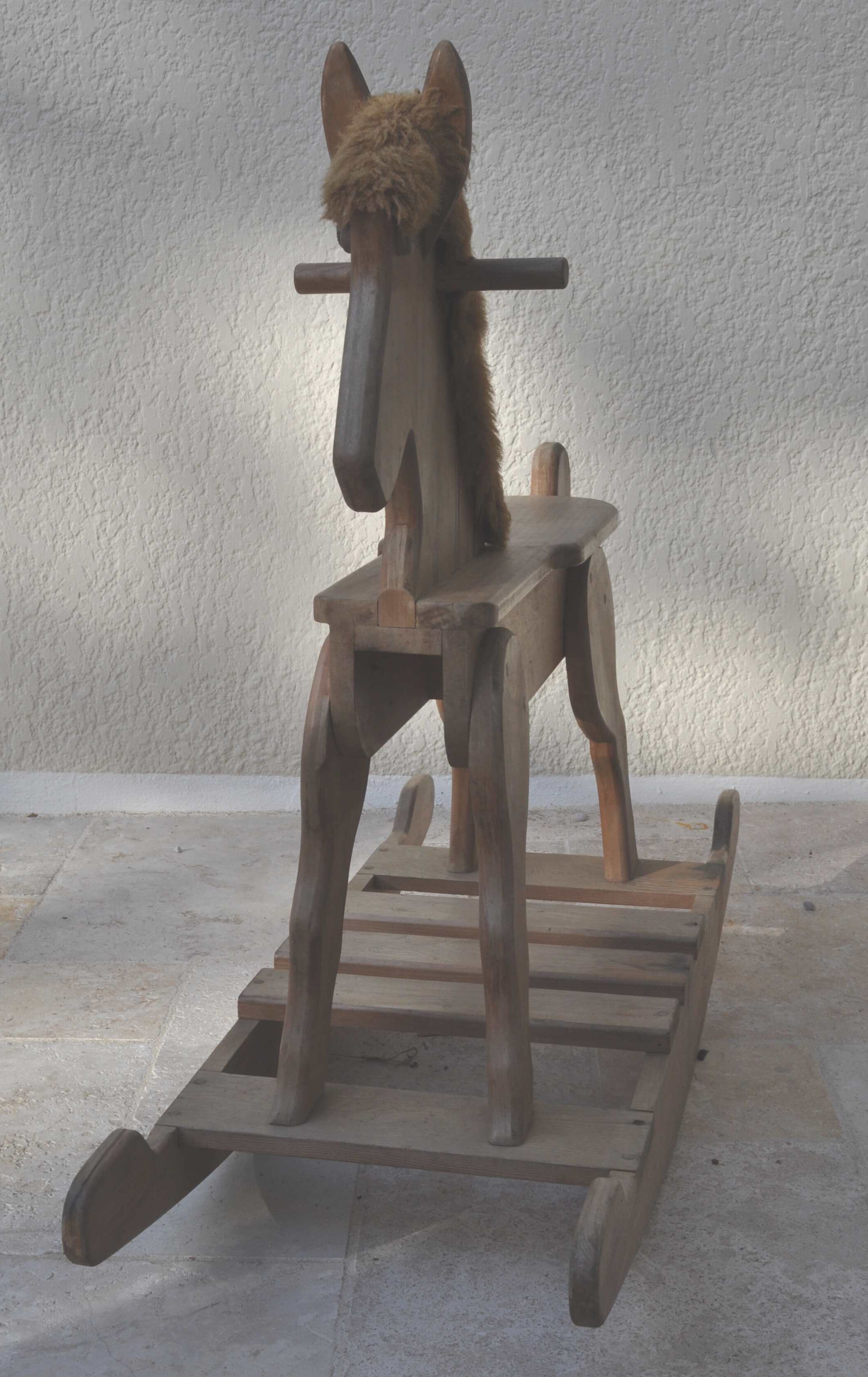 Cheval à bascule en bois