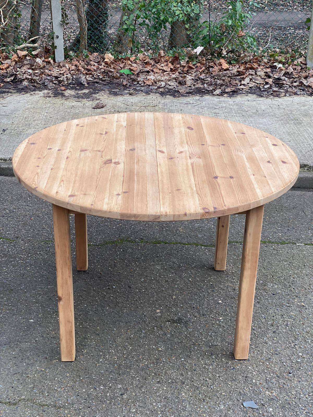 Renovated round Scandinavian dining table, extendable, made of solid wood, 110-140cm.