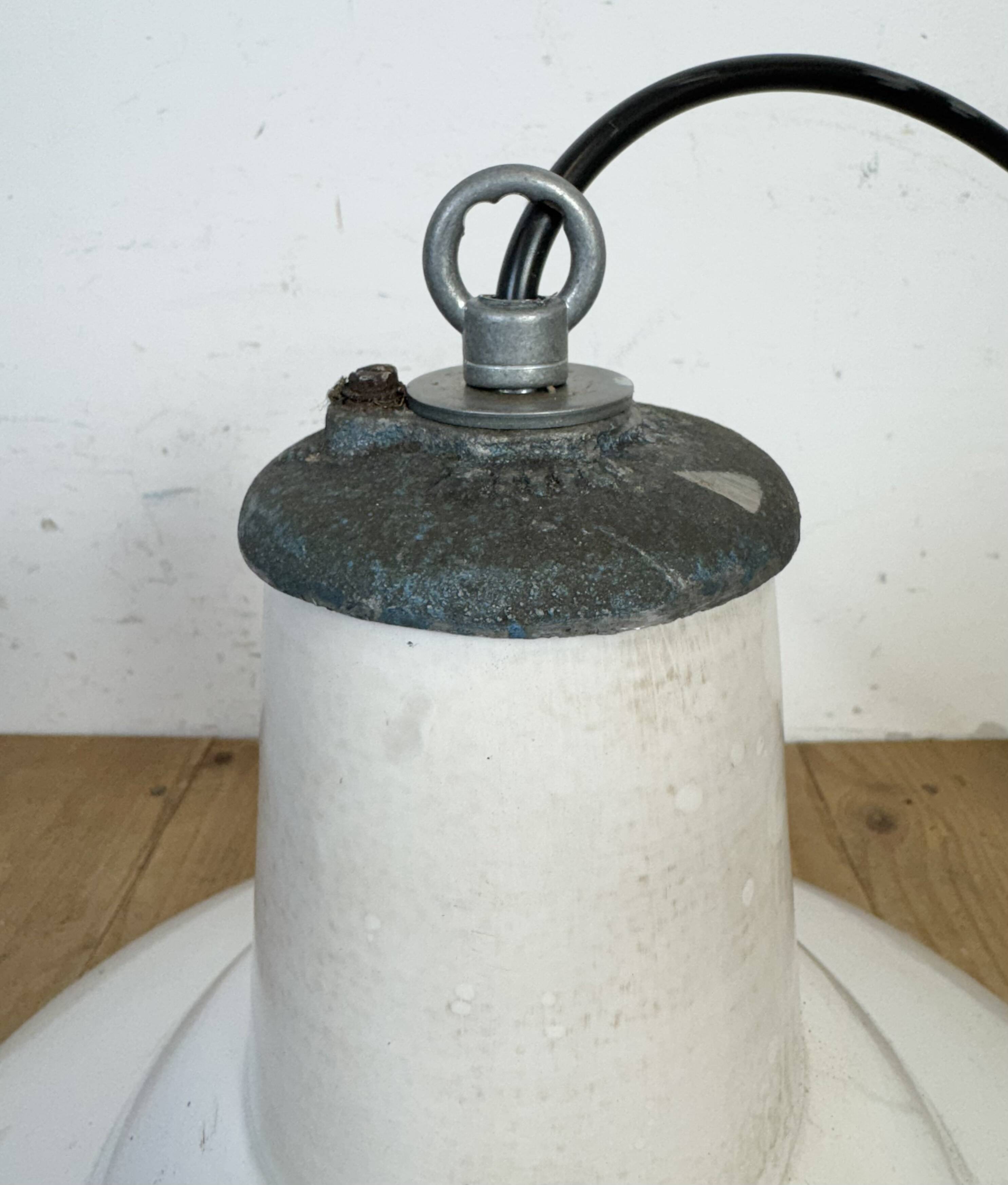 Lampe suspendue en émail blanc britannique industriel de Benjamin, années 1960.