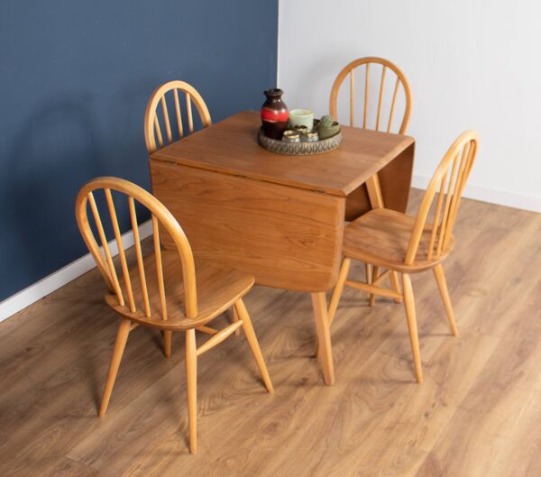 Table de salle à manger rétro blonde Ercol modèle 383 et quatre chaises de cuisine Windsor modèle 370