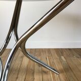 ensemble composé d'une table en chrome et verre fumé et ses 4 chaises tubulaires en chrome et skaï a