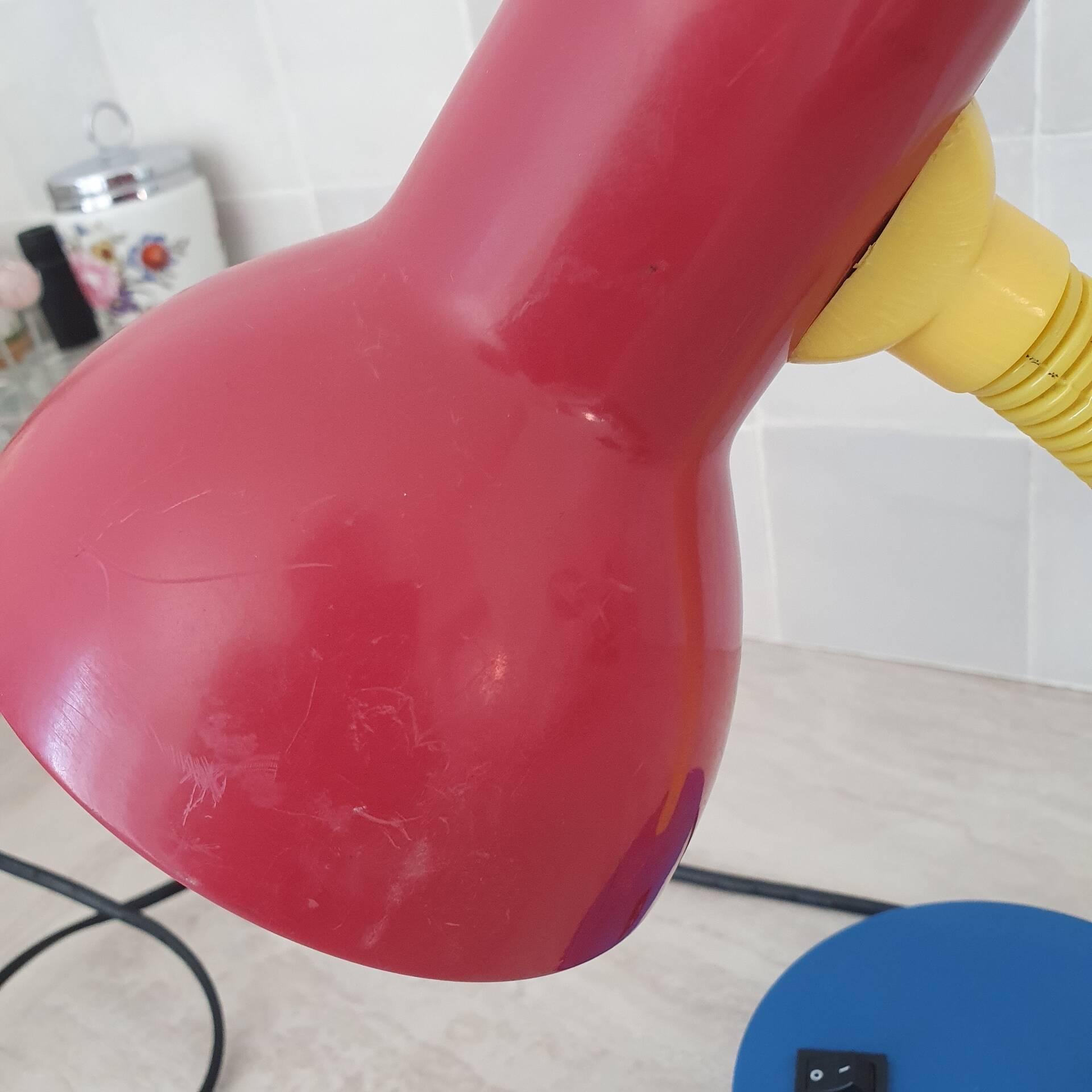 Lampe de bureau couleur Memphis rouge bleu jaune