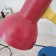 Lampe de bureau couleur Memphis rouge bleu jaune