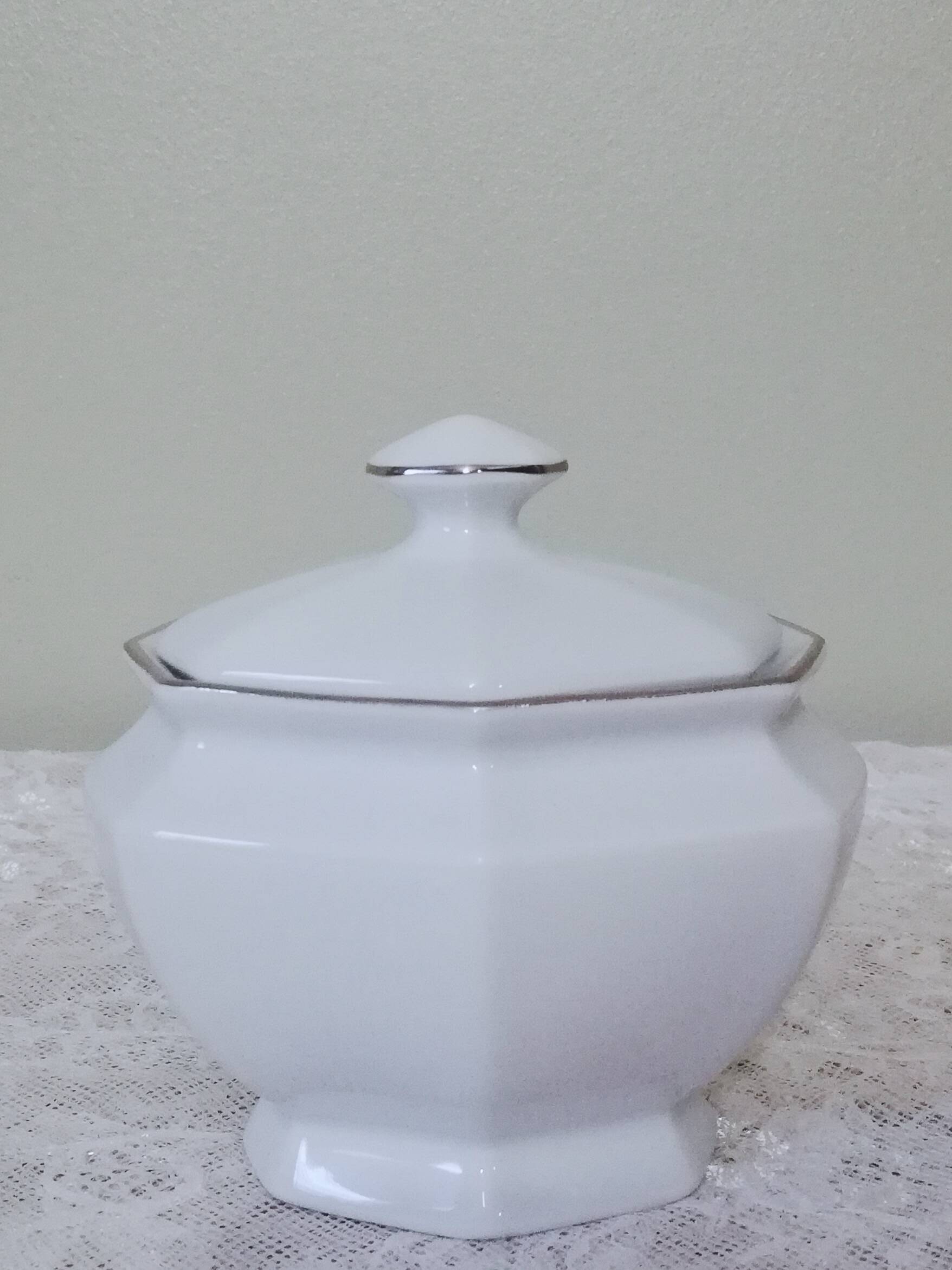 Sugar bowl or candy bowl