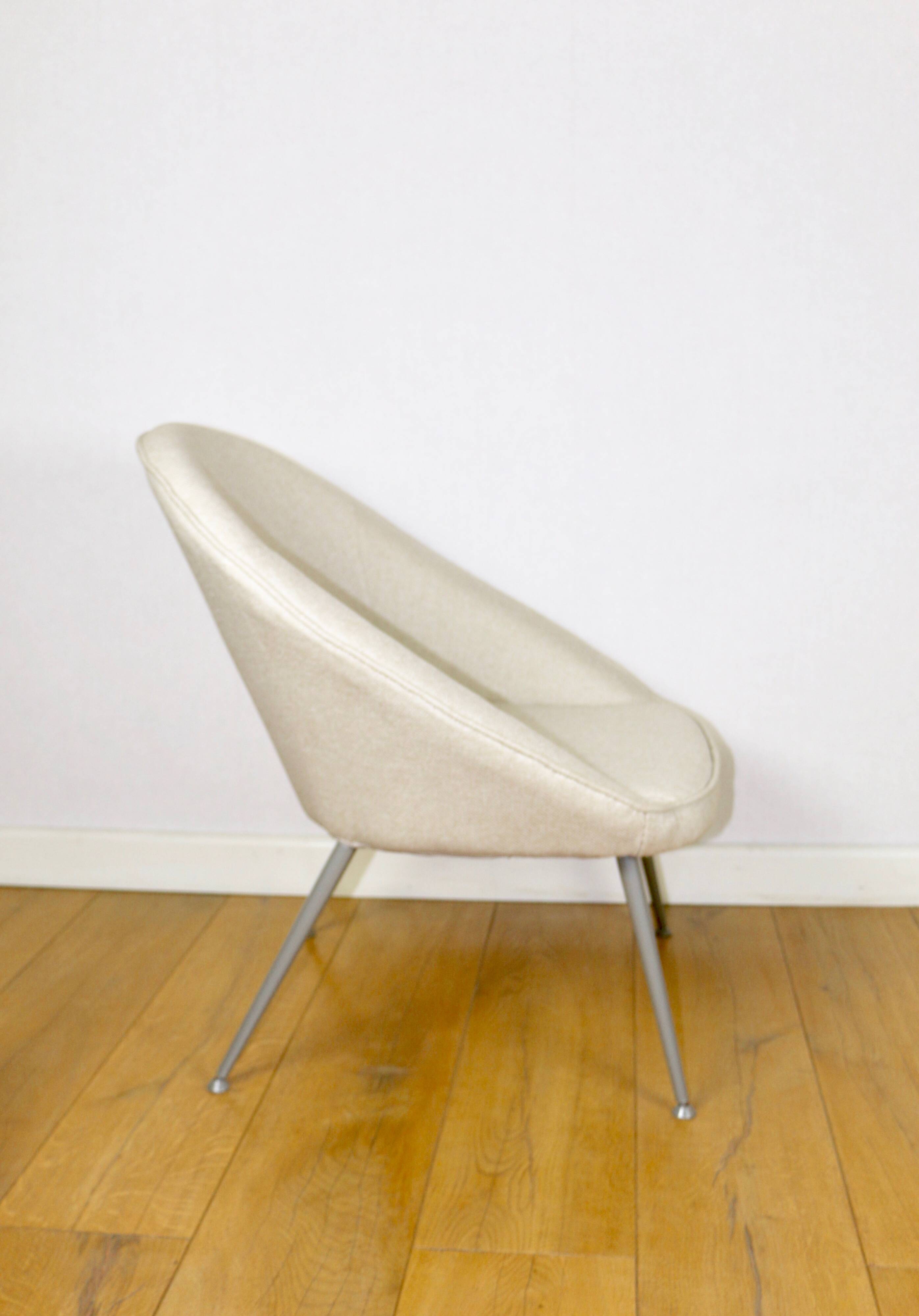 Beige ivory shell armchair from the 70s on grey metal legs - beautiful