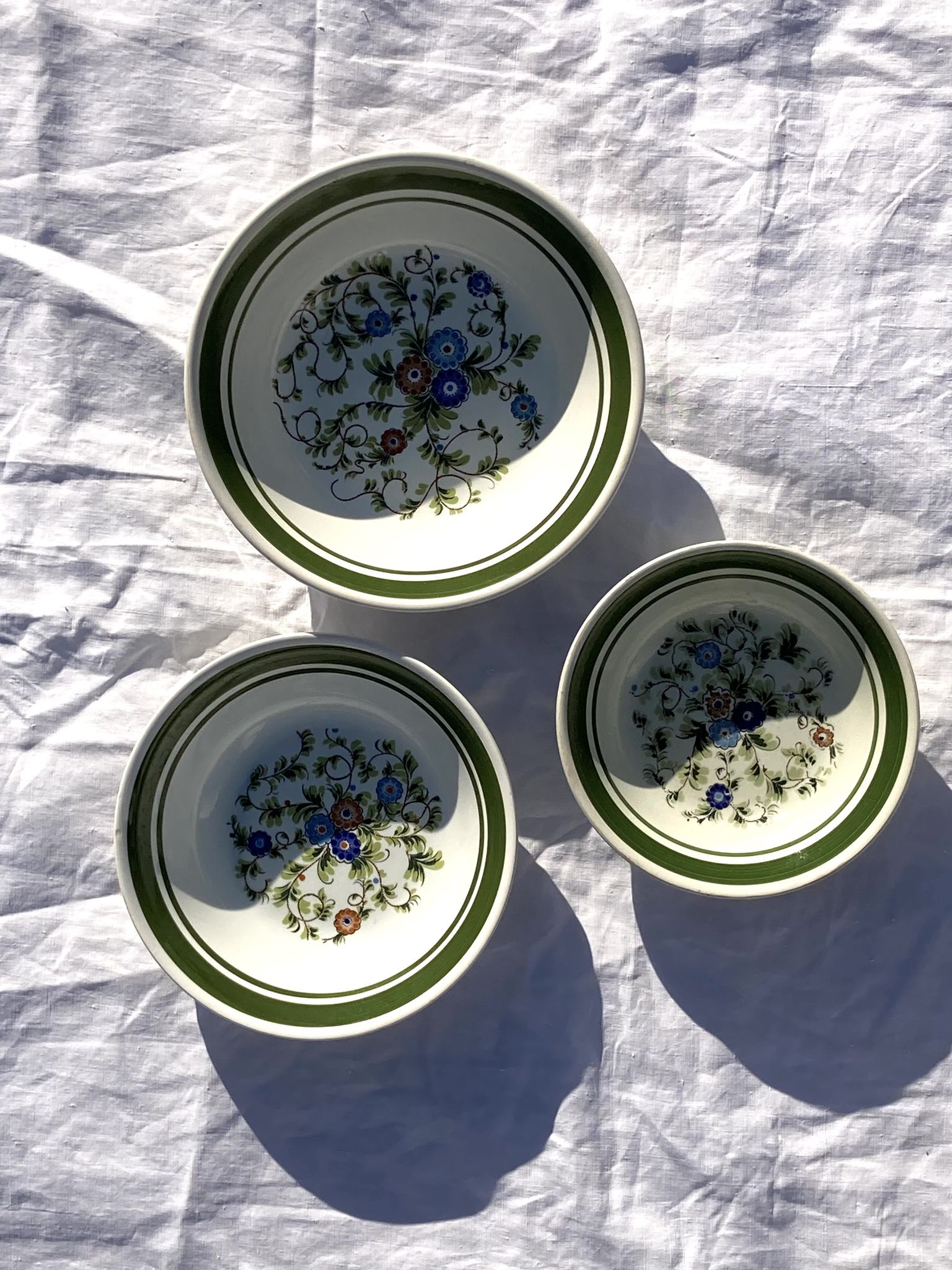 Le lot de plat motif fleurs
