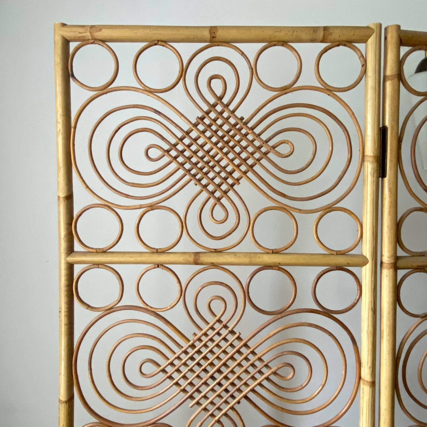 Rattan rosette screen
