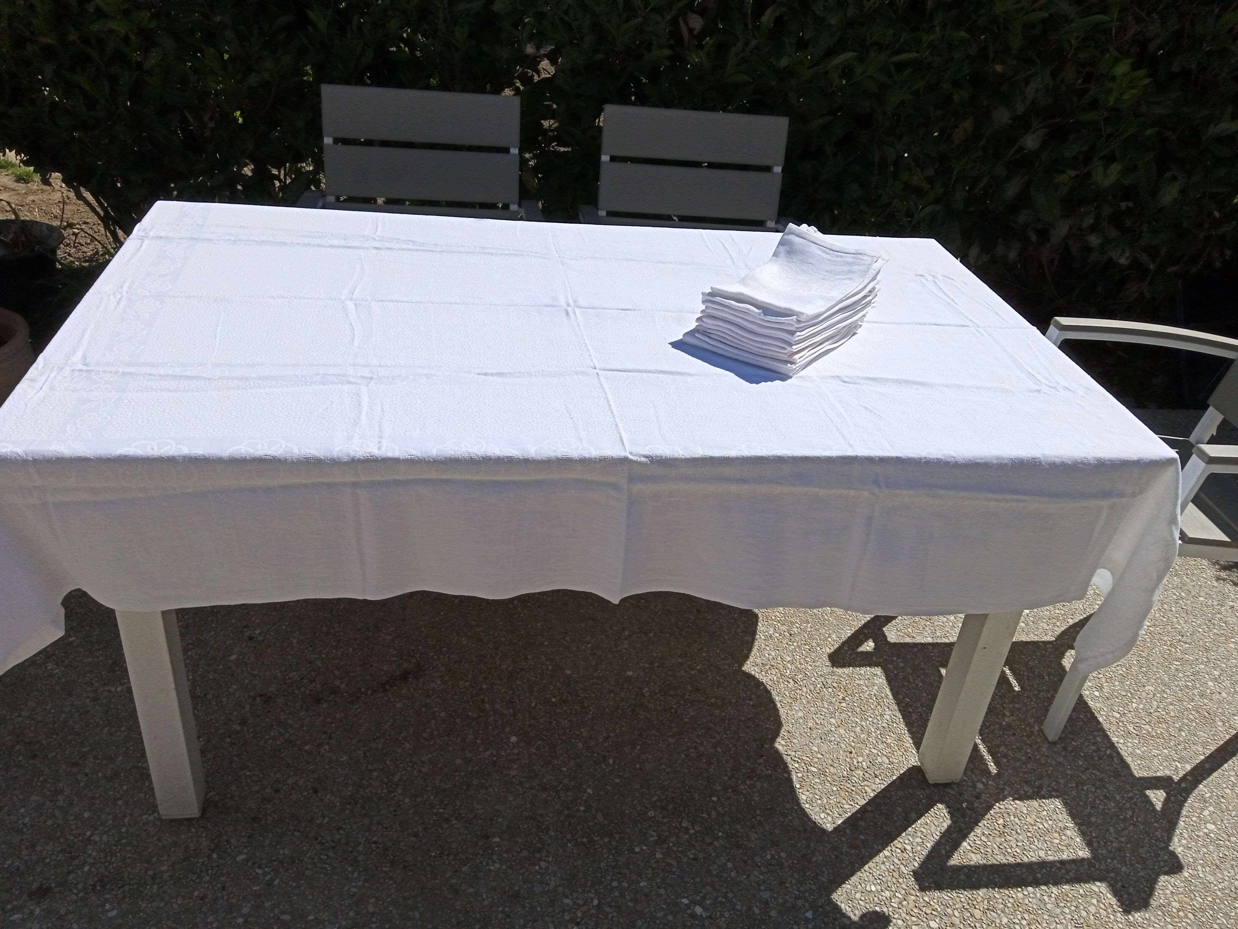 Tablecloth and its 11 damassed towels