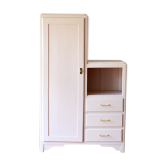 Asymmetric cabinet