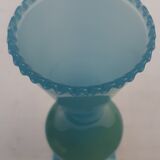 Vase en opaline bleue