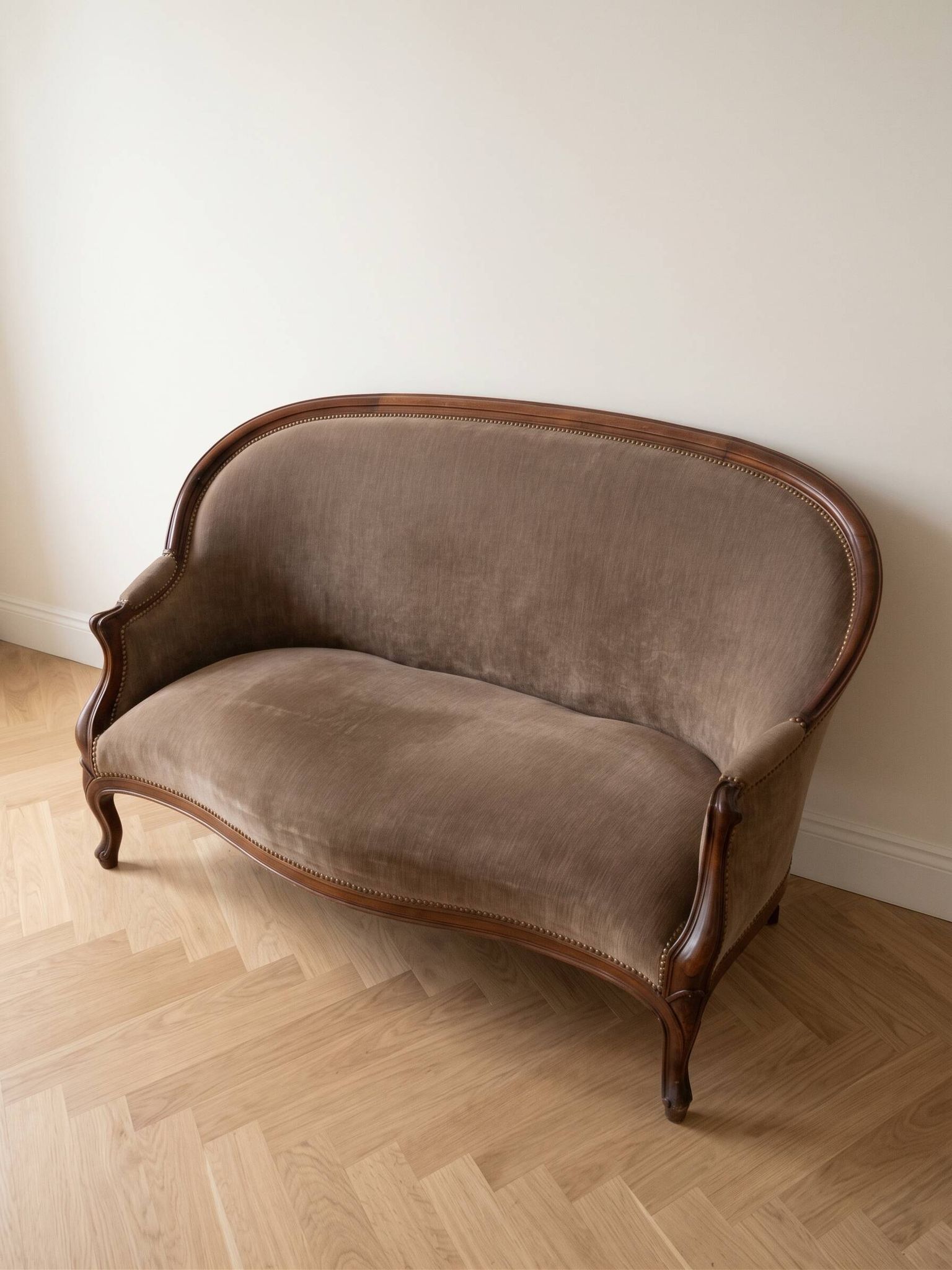 Canapé corbeille style Louis XV en tissu marron