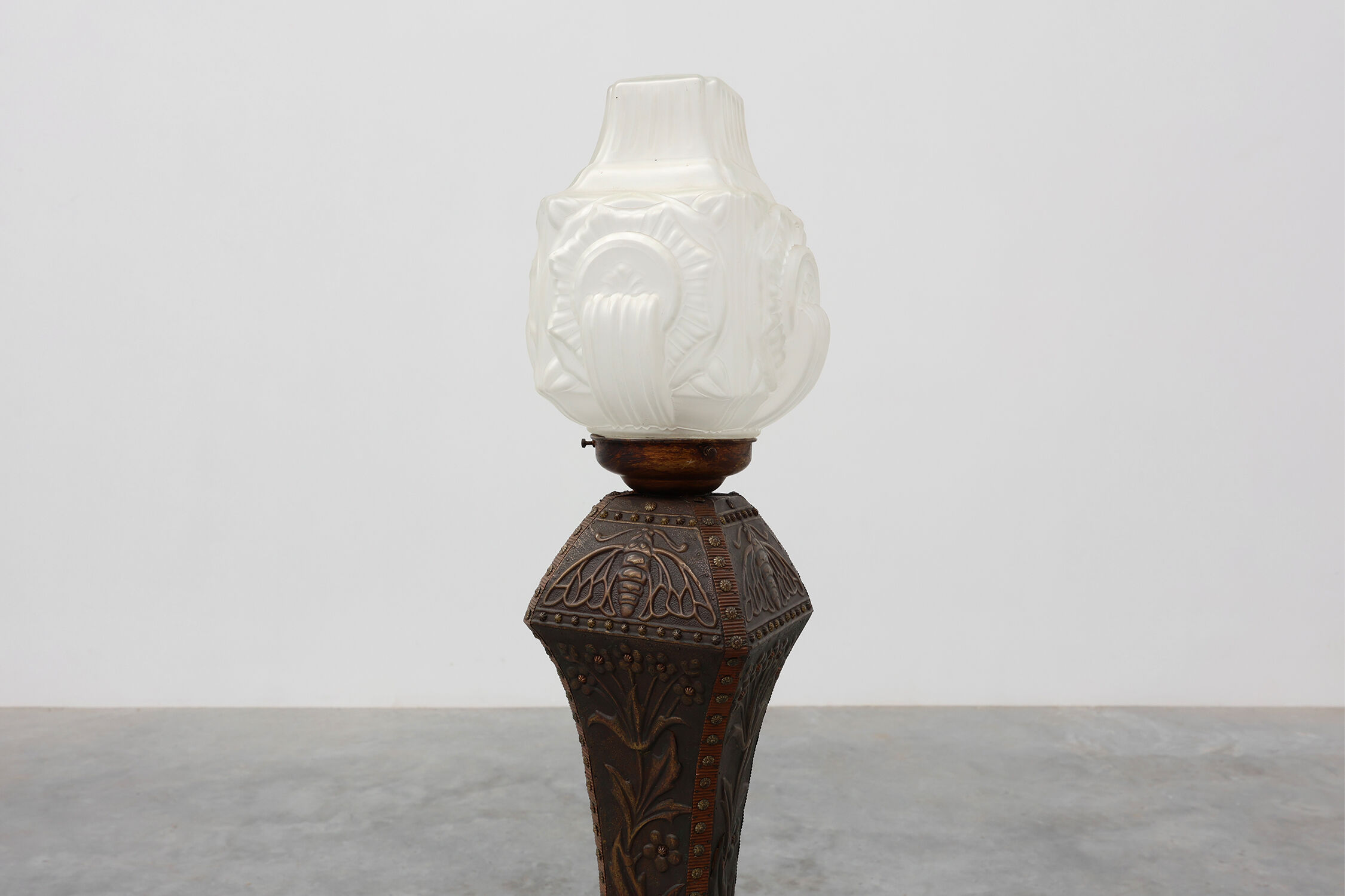 Art Nouveau floorlamp in hammered copper with frosted glass hood, Belgium
