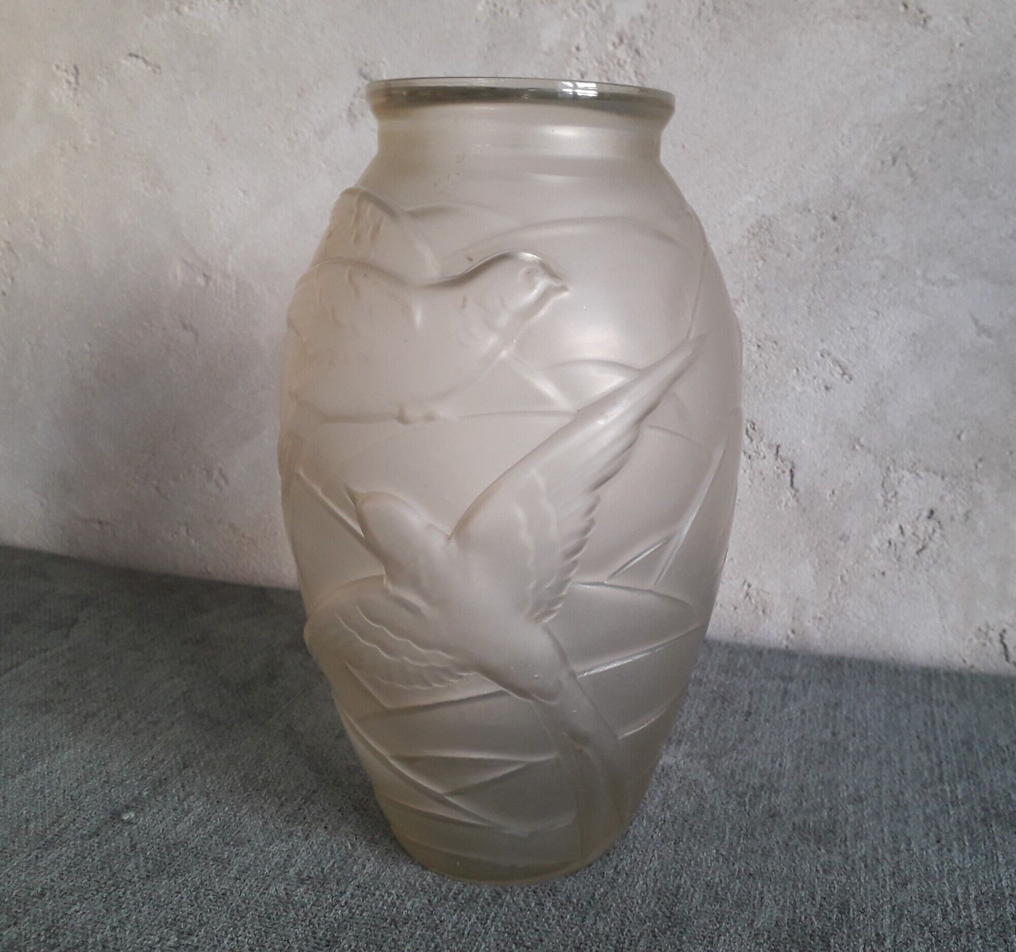 Art Deco vase in molded glass with swallow decorations