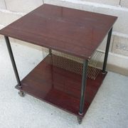 Table d'appoint en bois et range disques vintage sur roulettes