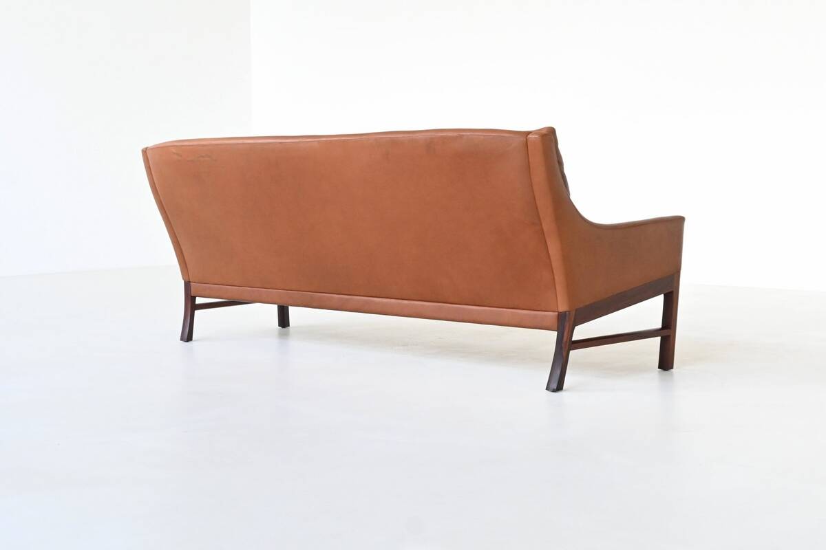 Canapé scandinave trois places en palissandre et cuir marron Danemark 1960