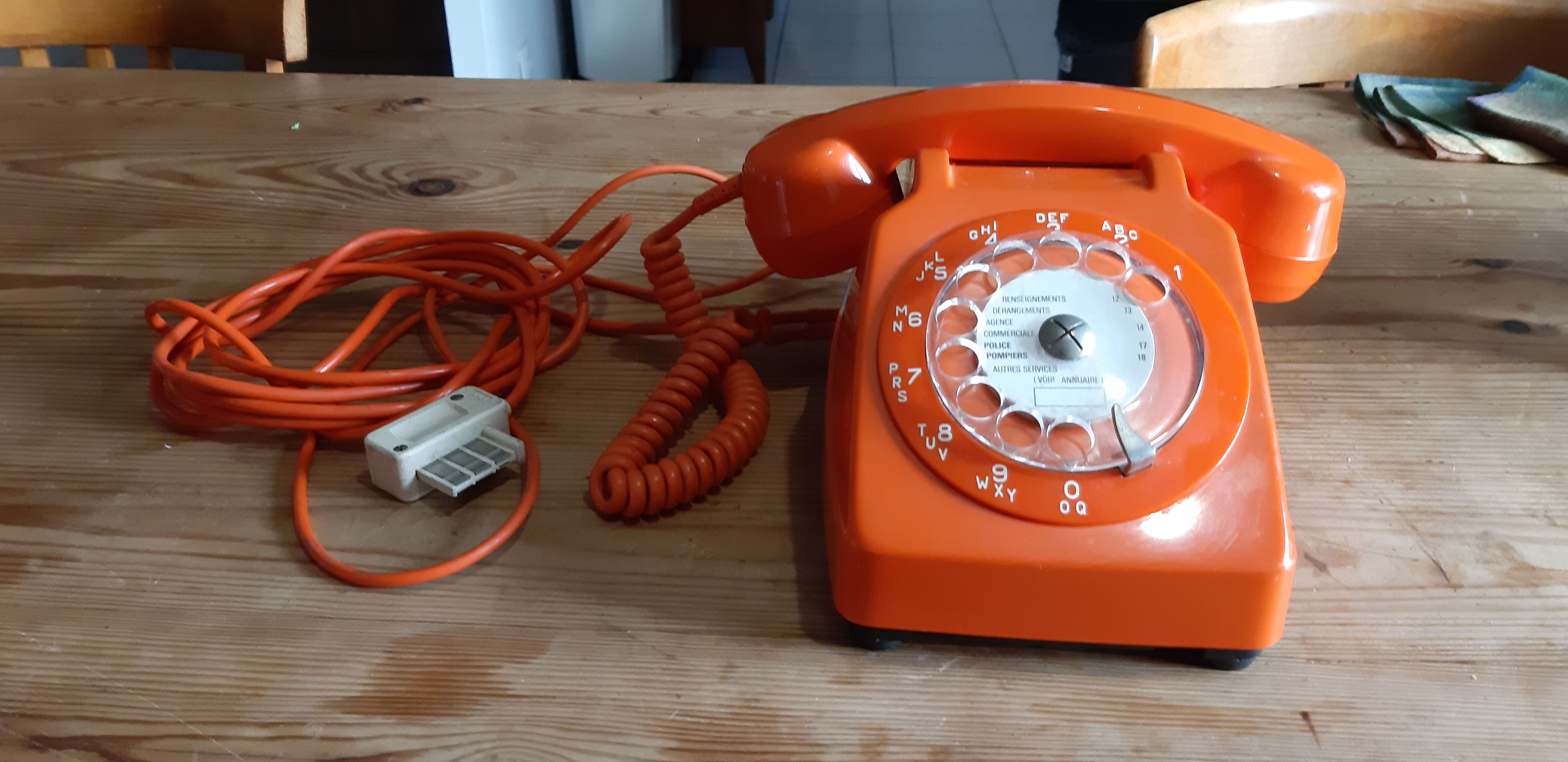 Telephone vintage orange