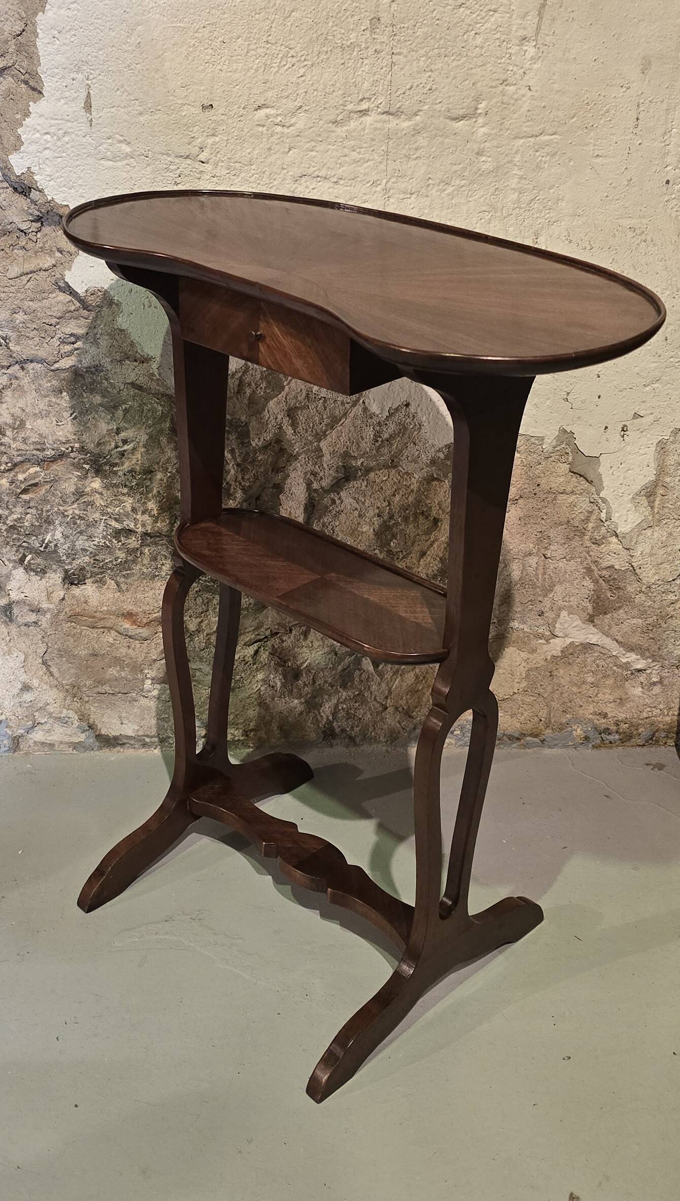 Kidney-shaped table in mahogany veneer, Louis XVI style, 20th century.