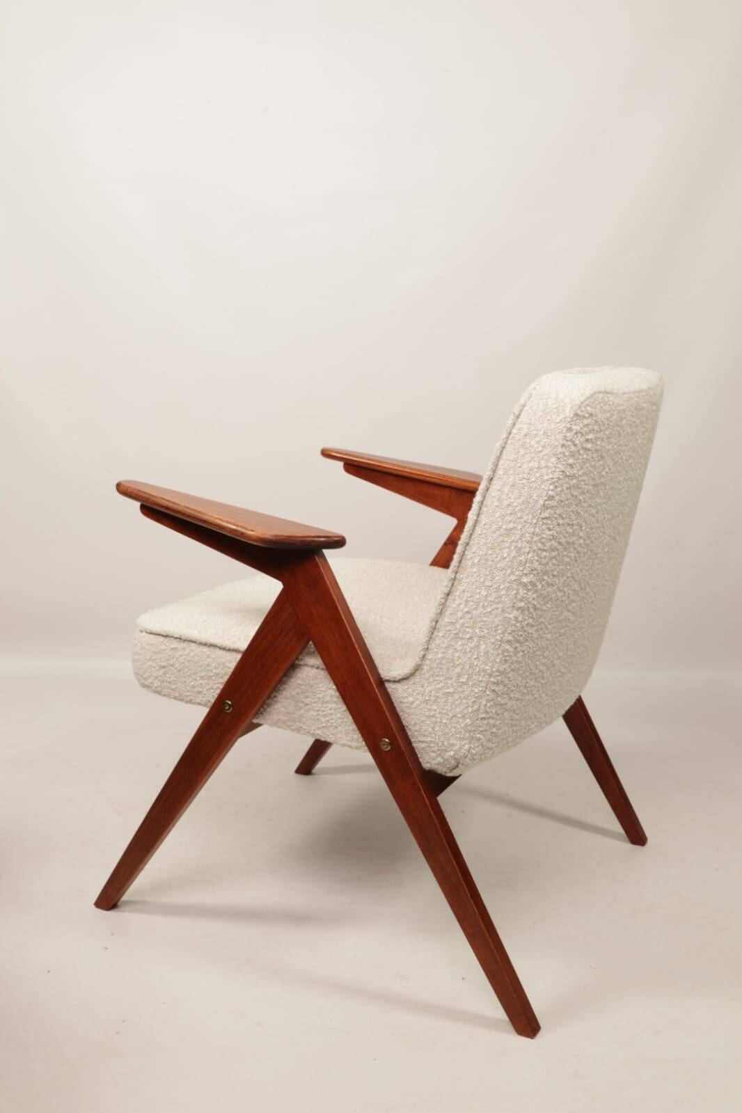 Fauteuil Bouclè de J. Chierowski, 1960 Pologne, Fauteuil en bois Design scandinave