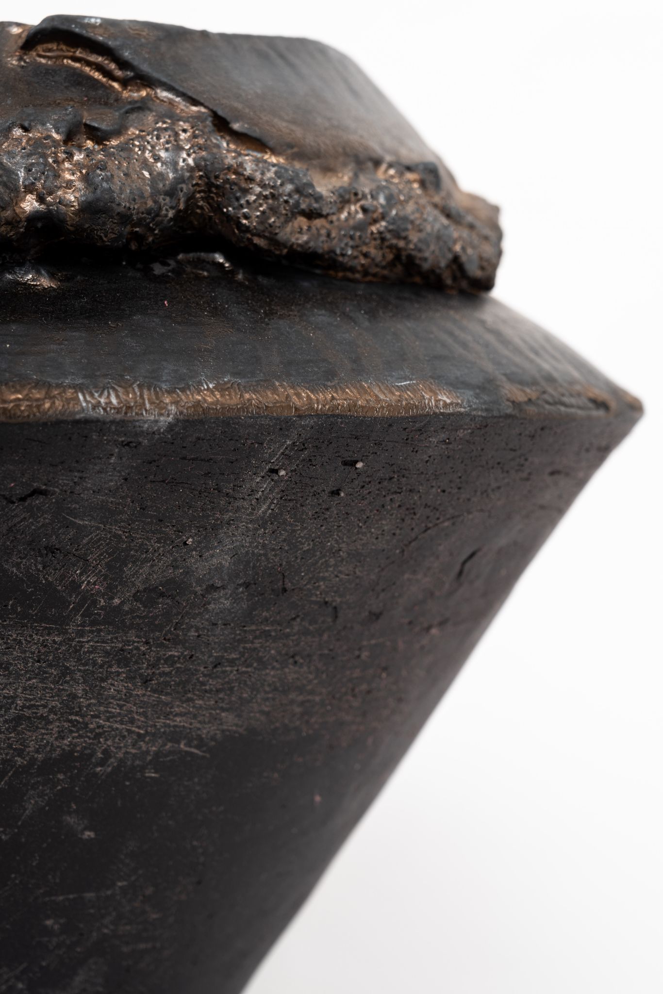 Vase en grès dorée et noir