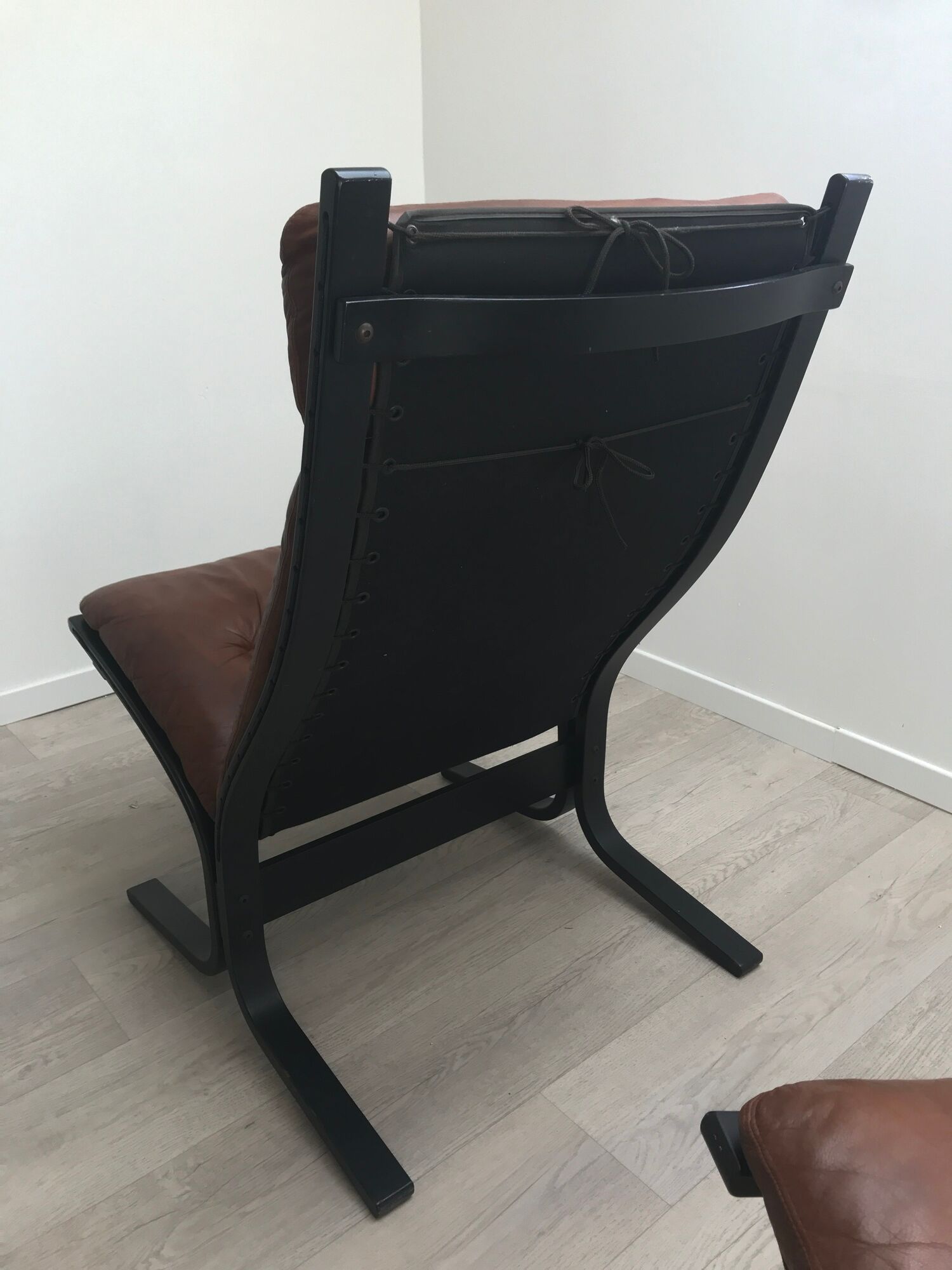 Westnofa Pair of armchairs and footrest siesta brown leather