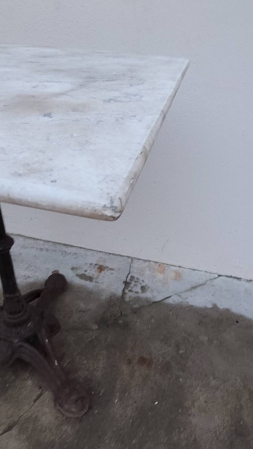 Bistro pedestal table in marble and cast iron lion paws