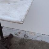 Bistro pedestal table in marble and cast iron lion paws