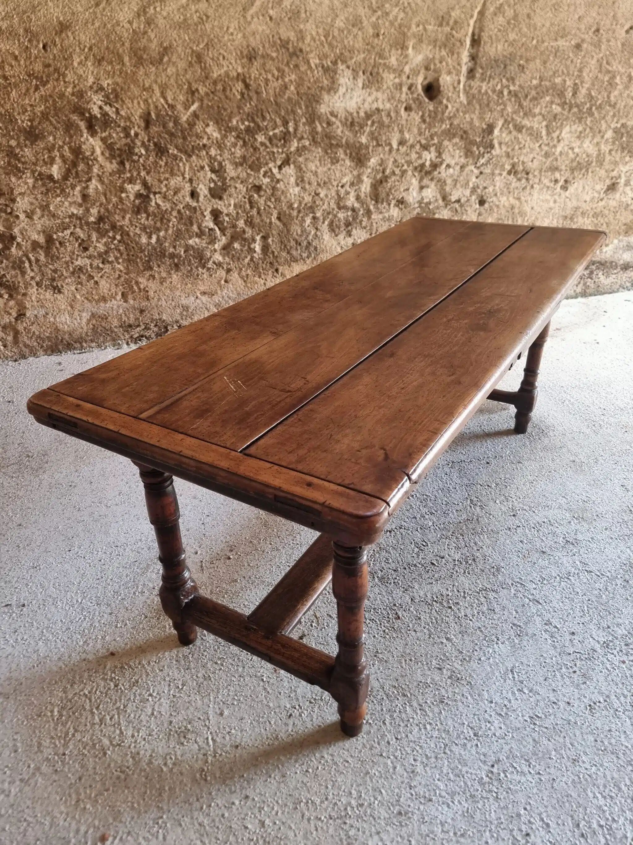 Table de château française Louis XIII du XVIIe siècle – Plateau en noyer avec base en chêne et merisier – Table à manger extensible (jusqu'à 337 cm)