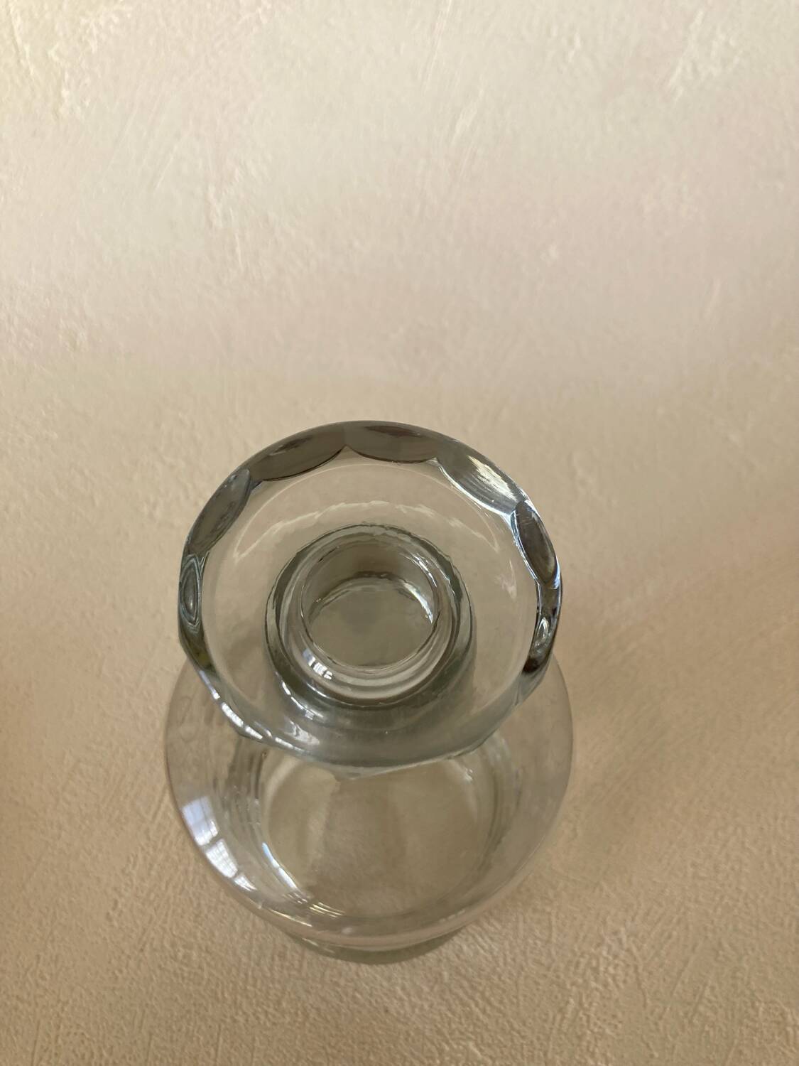 Small carafe in blown cut glass with engraved decoration of vine leaves and grapes, threaded stopper