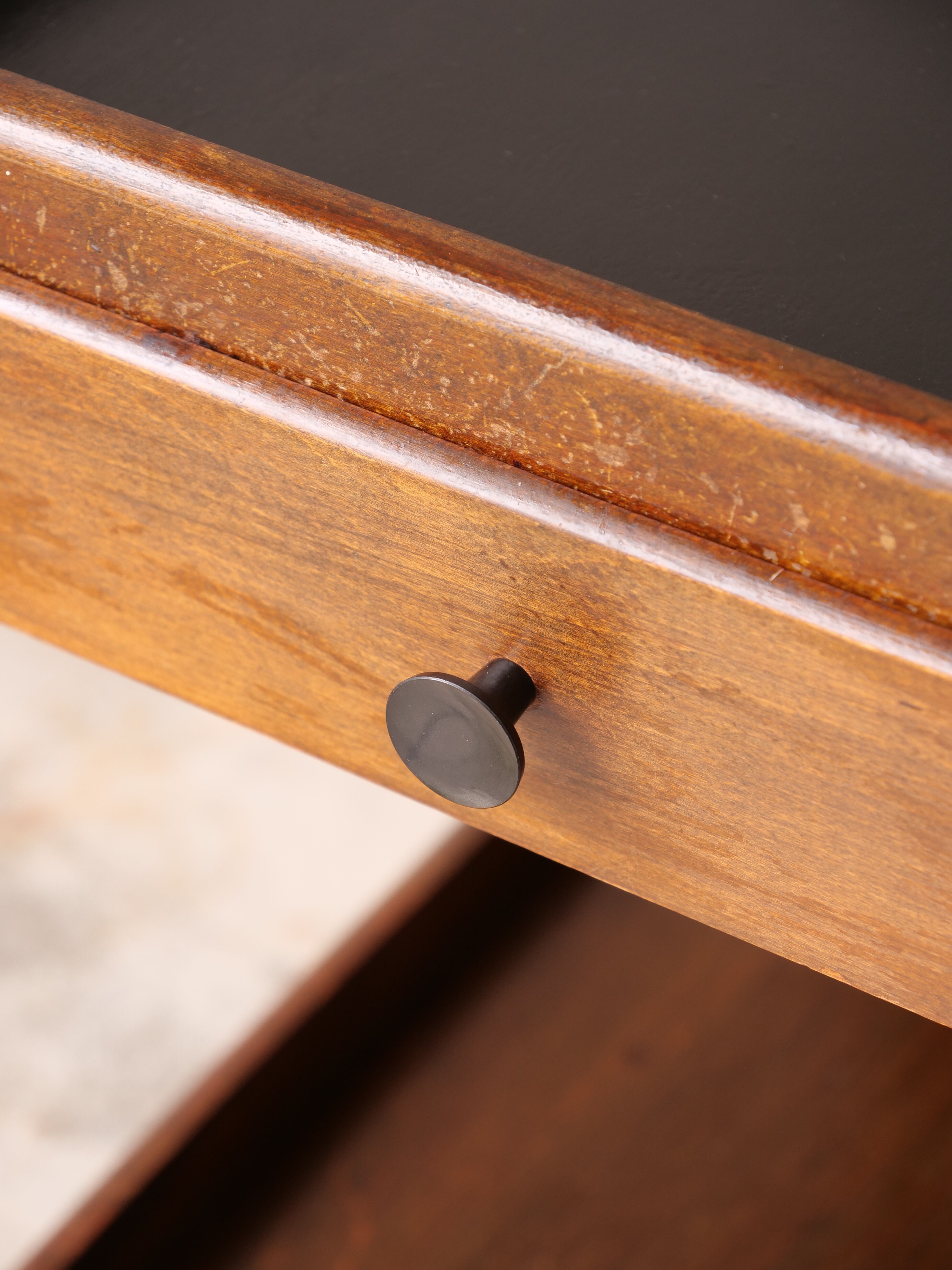 Serving art deco tork