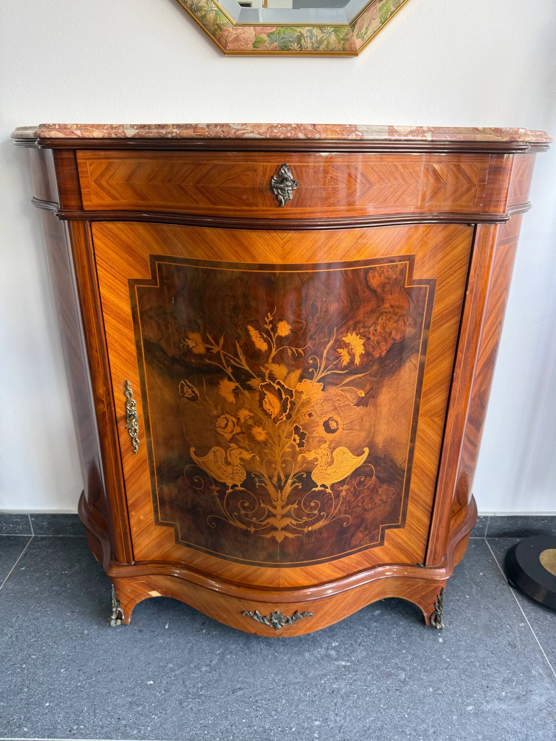 Curved support furniture in floral marquetry – Louis XV style, marble top, late 19th century.