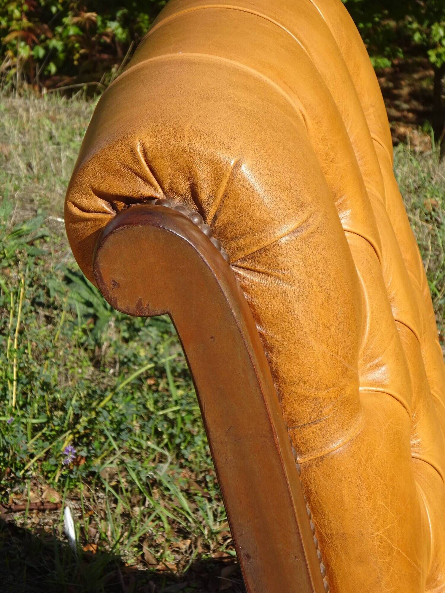 Fauteuils en bois et cuir capitonné, les 2