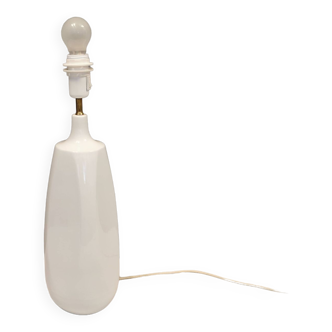 Grande lampe de table en porcelaine blanche, conçue par Axel Larsen pour sa propre entreprise Axella dans les années 70
