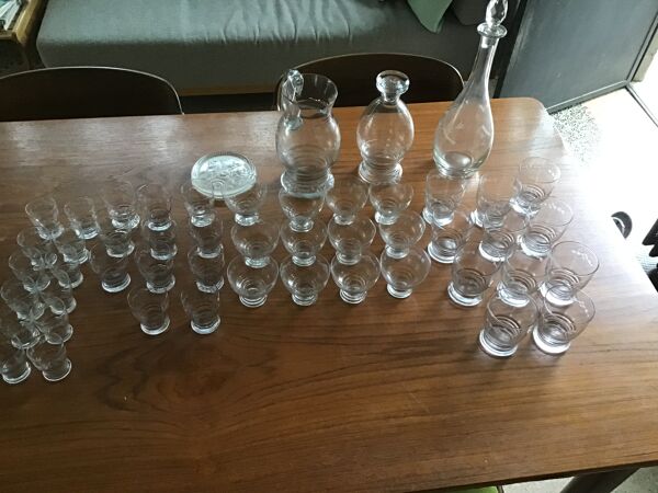 Service de verres avec carafes, pichet et dessous de  bouteille