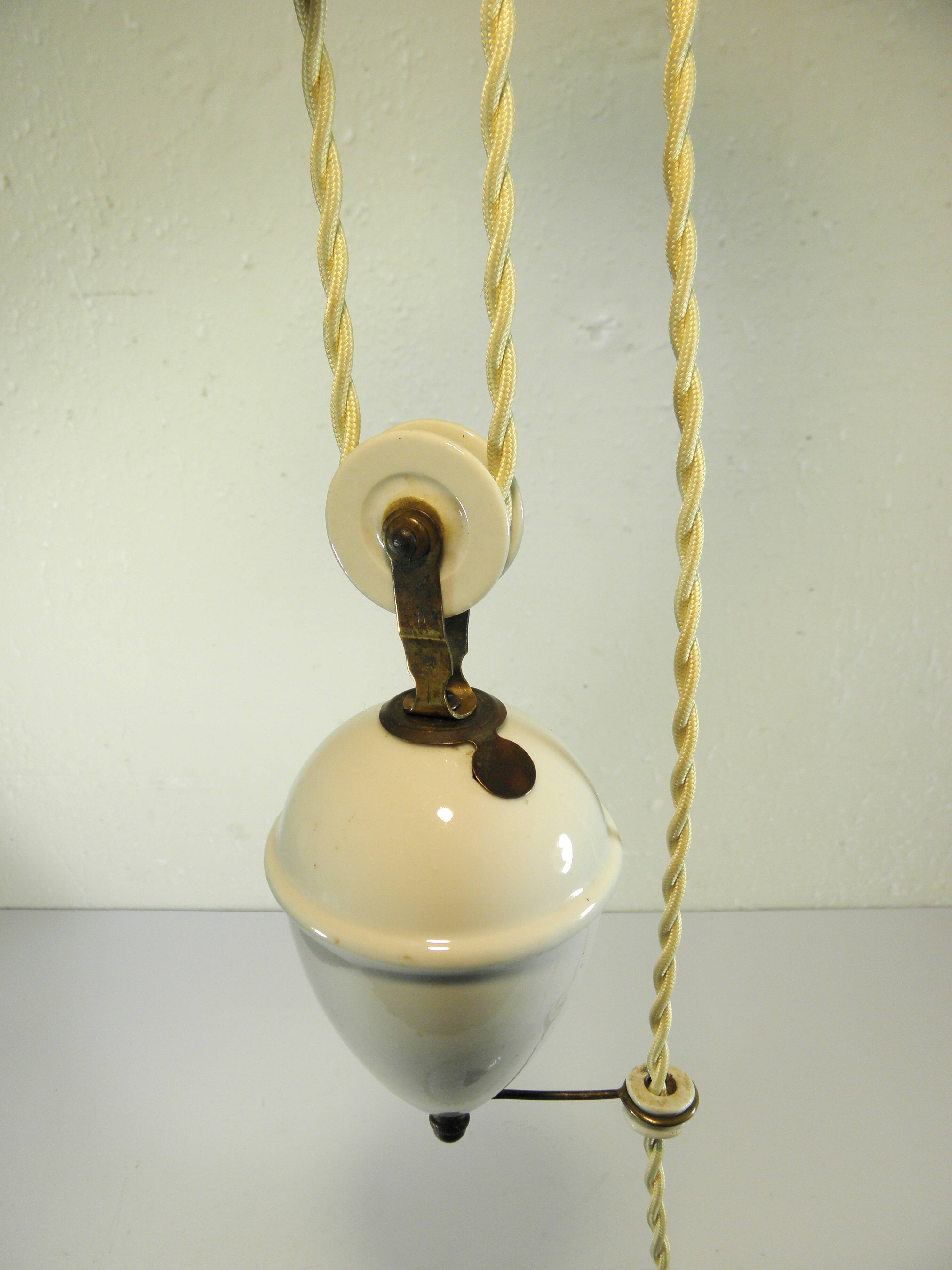 "Rise and fall" suspension in opaline and porcelain