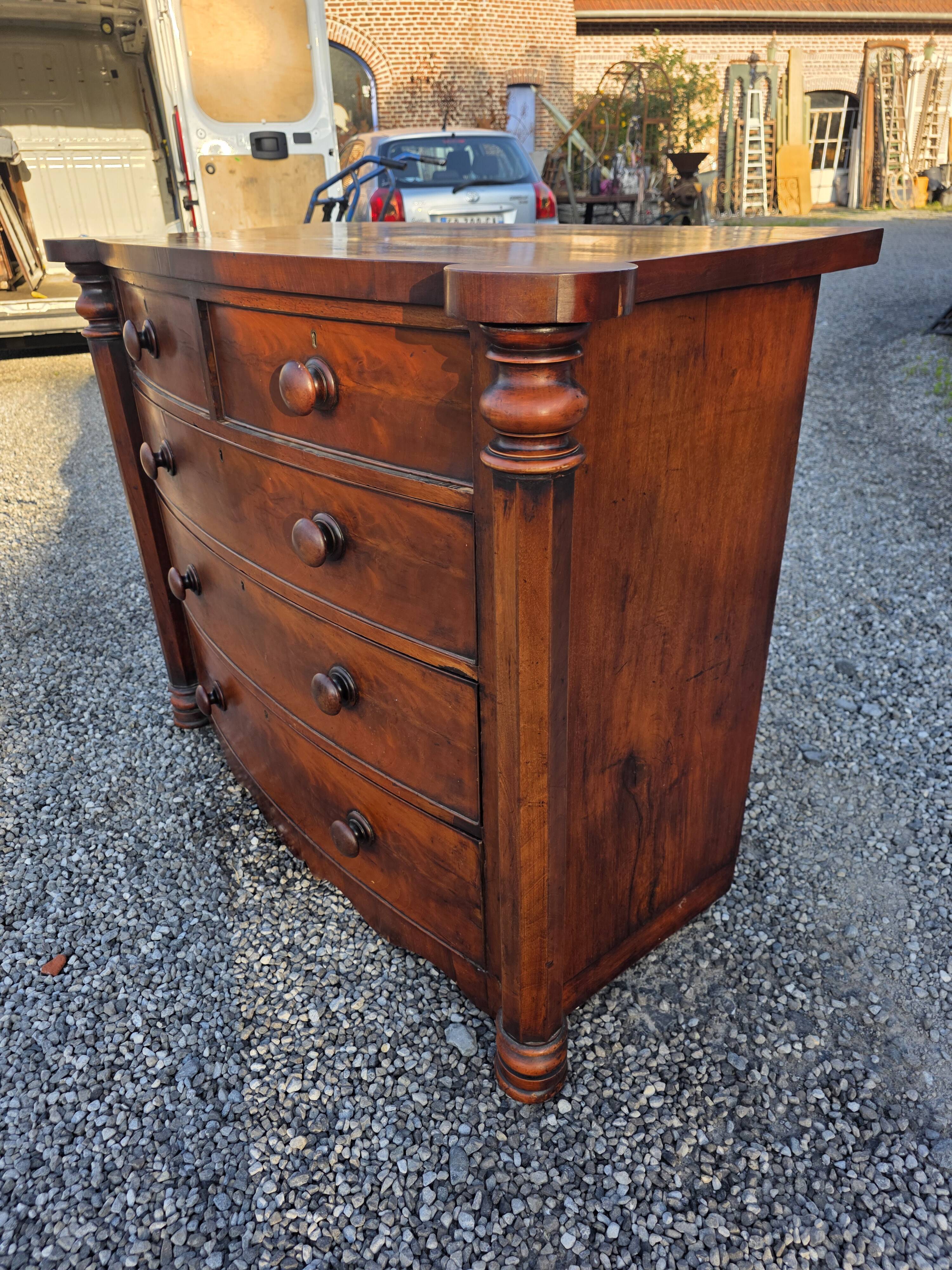 Commode galbée ancienne en acajou de style anglais