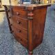 Commode galbée ancienne en acajou de style anglais