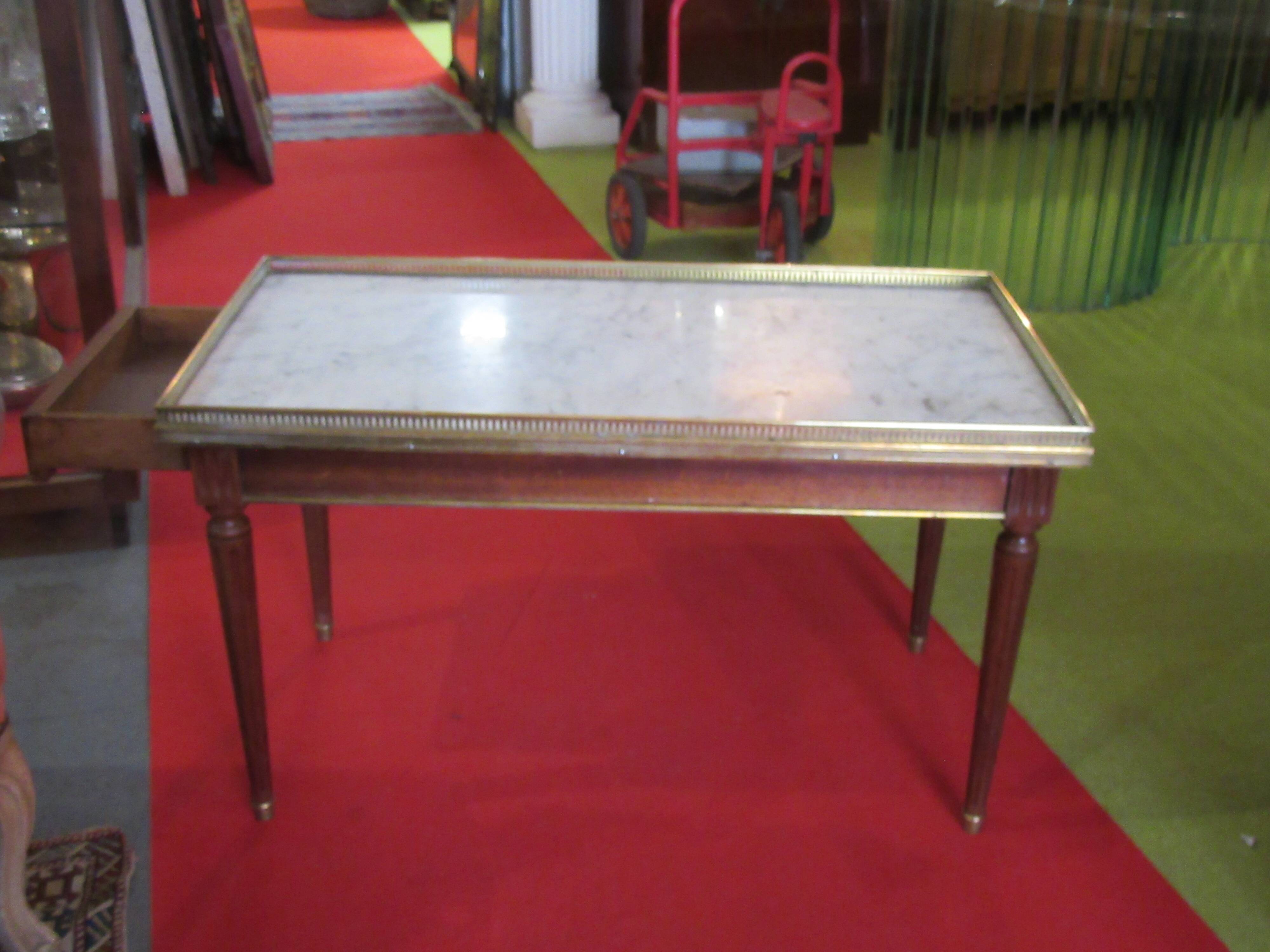 Table basse style louis XVI en acajou et laiton