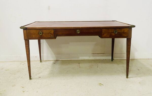 Bureau plat Louis XVI en placage d'acajou et bois de rose XVIII siècle